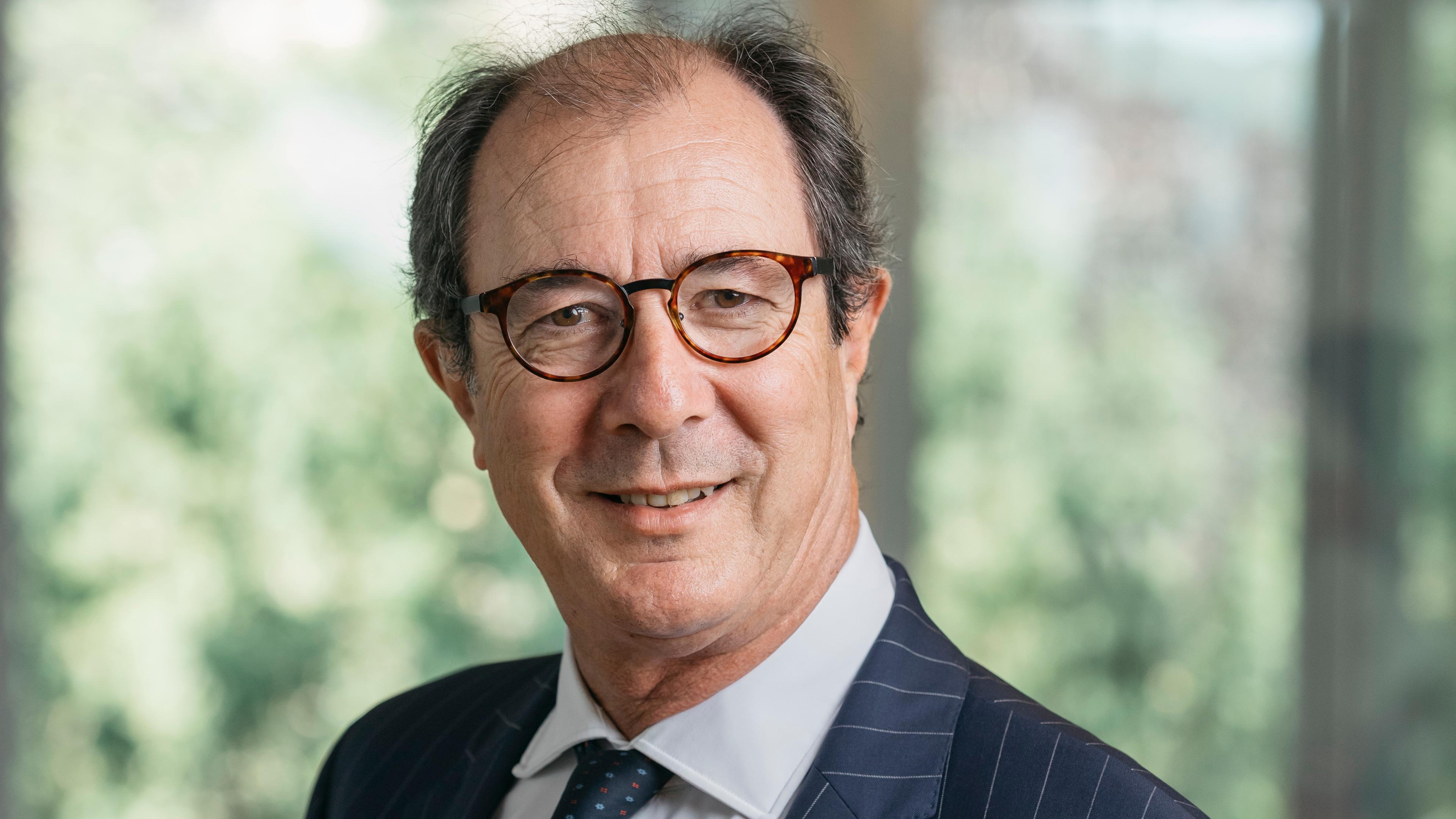 Matteo Pedrazzini nei corridoi della sede nazionale della CRS a Berna.