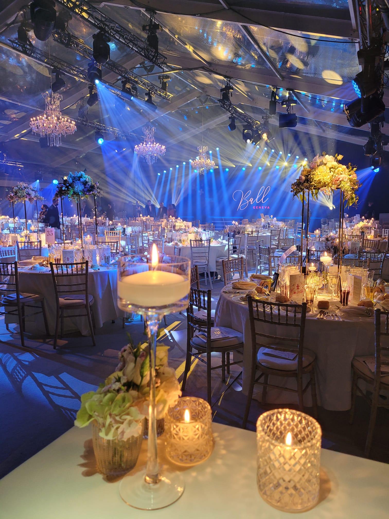 Der dekorierte Saal beim Rotkreuz-Ball Genf mit Kerzen auf den Tischen und schönem warmen Licht.