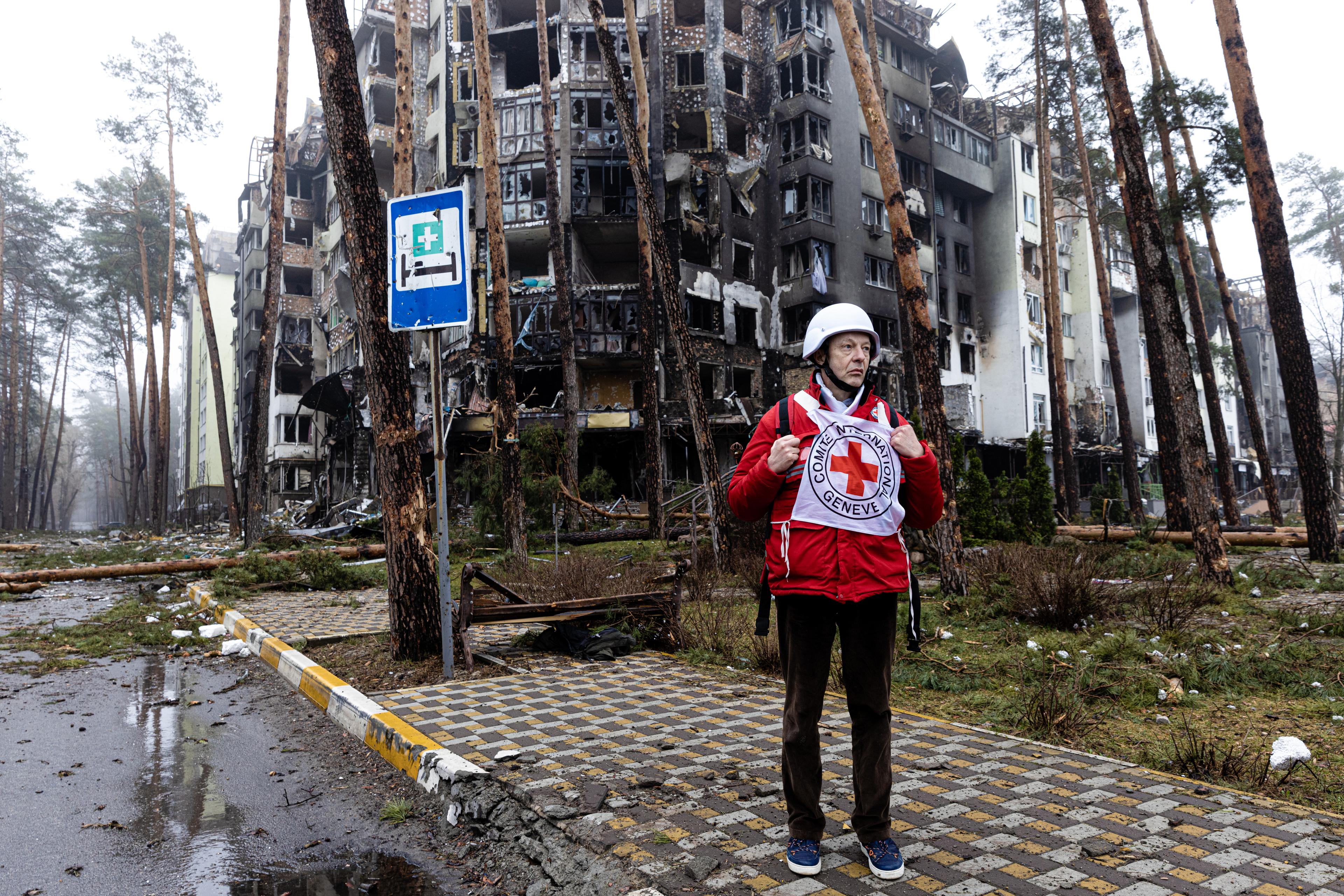 On Friday (1 April 2022), the International Committee of the Red Cross (ICRC) managed to visit Irpin, which normally has a population of around 60,000 people, to help the thousands of people still trapped. They are the homeless, the elderly or those with limited mobility.
