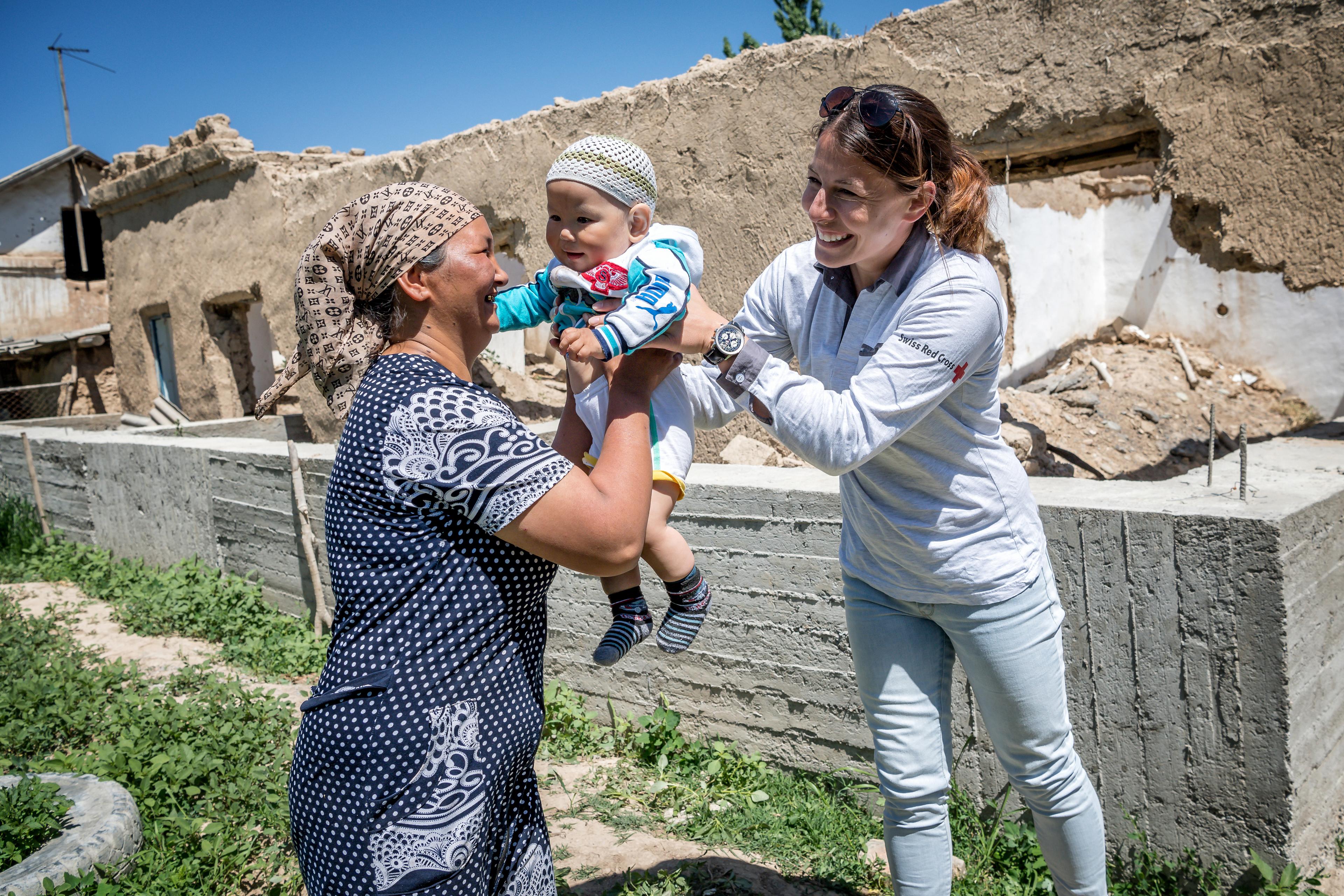 Familie in Ozgorush, Kirgistan, deren Haus bei den Überschwemmungen 2015 weitgehend zerstört wurde. Im Rahmen des SRK-Programmes lernen sie, sich besser vor Katastrophen zu schützen. Im Bild SRK Botschafterin Dominique Gisin.