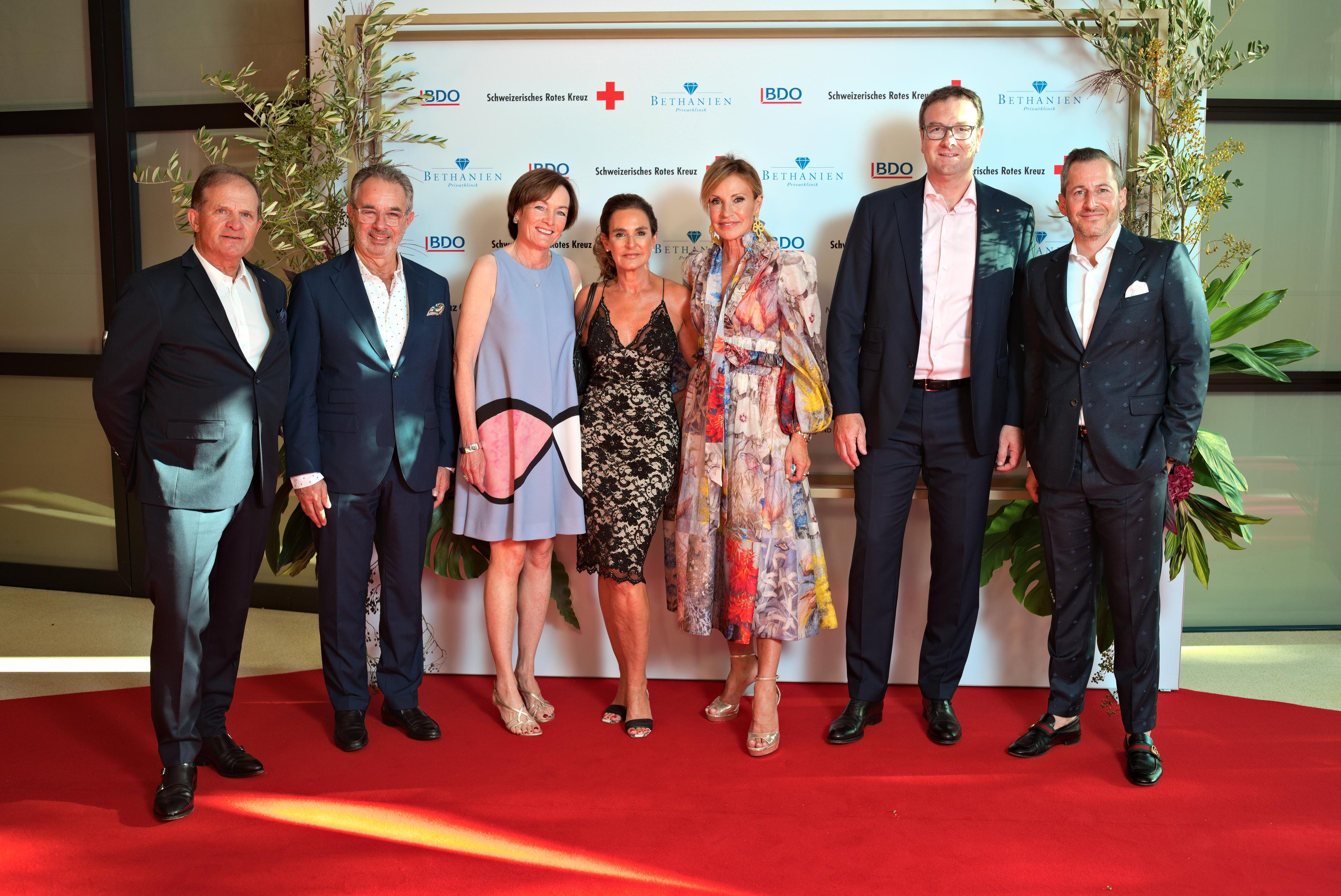 Example of a sponsorship partnership: the committee of the Red Cross Gala Zurich in front of the sponsor wall.
