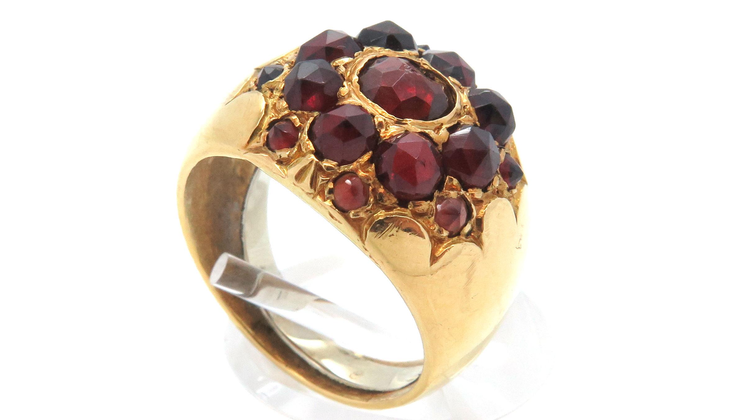 Un anello d'oro con gemme rosse.
