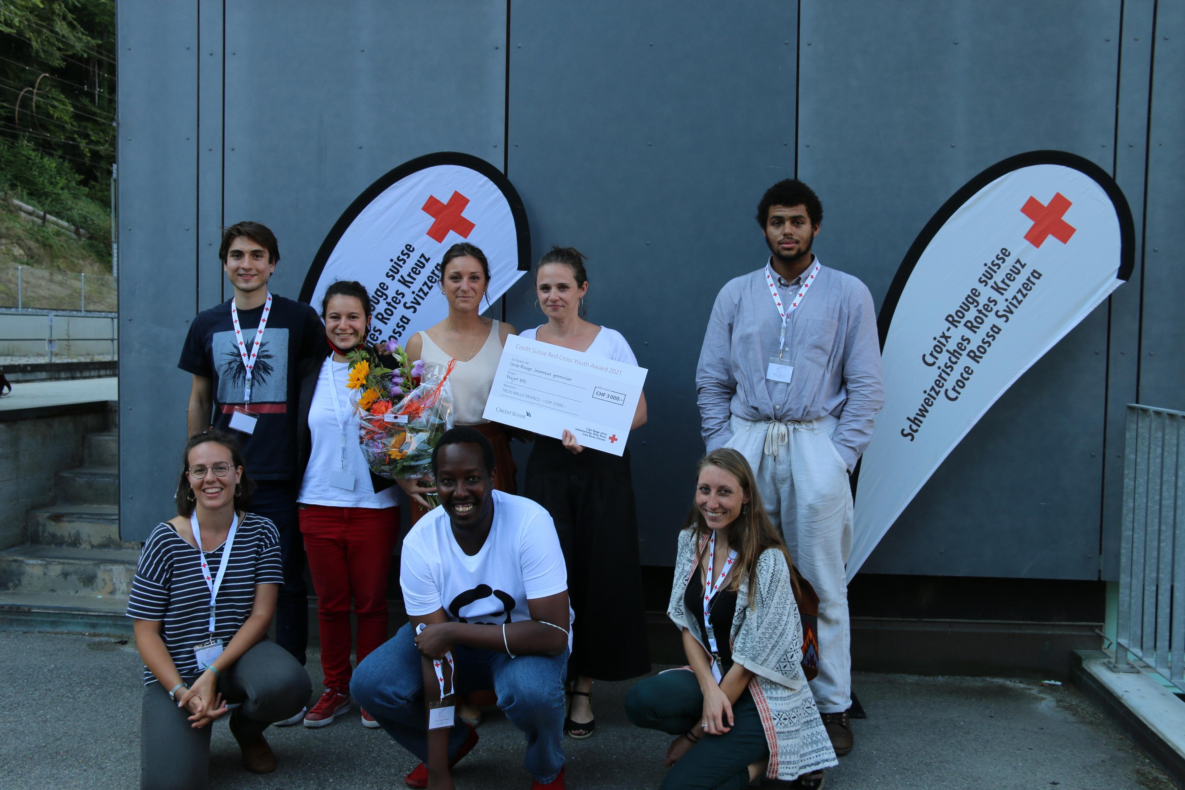 Des membres de la Croix-Rouge Jeunesse du canton de Genève montrent le chèque qu'ils ont reçu en tant que lauréats du Prix Croix-Rouge Jeunesse du Credit Suisse 2021.