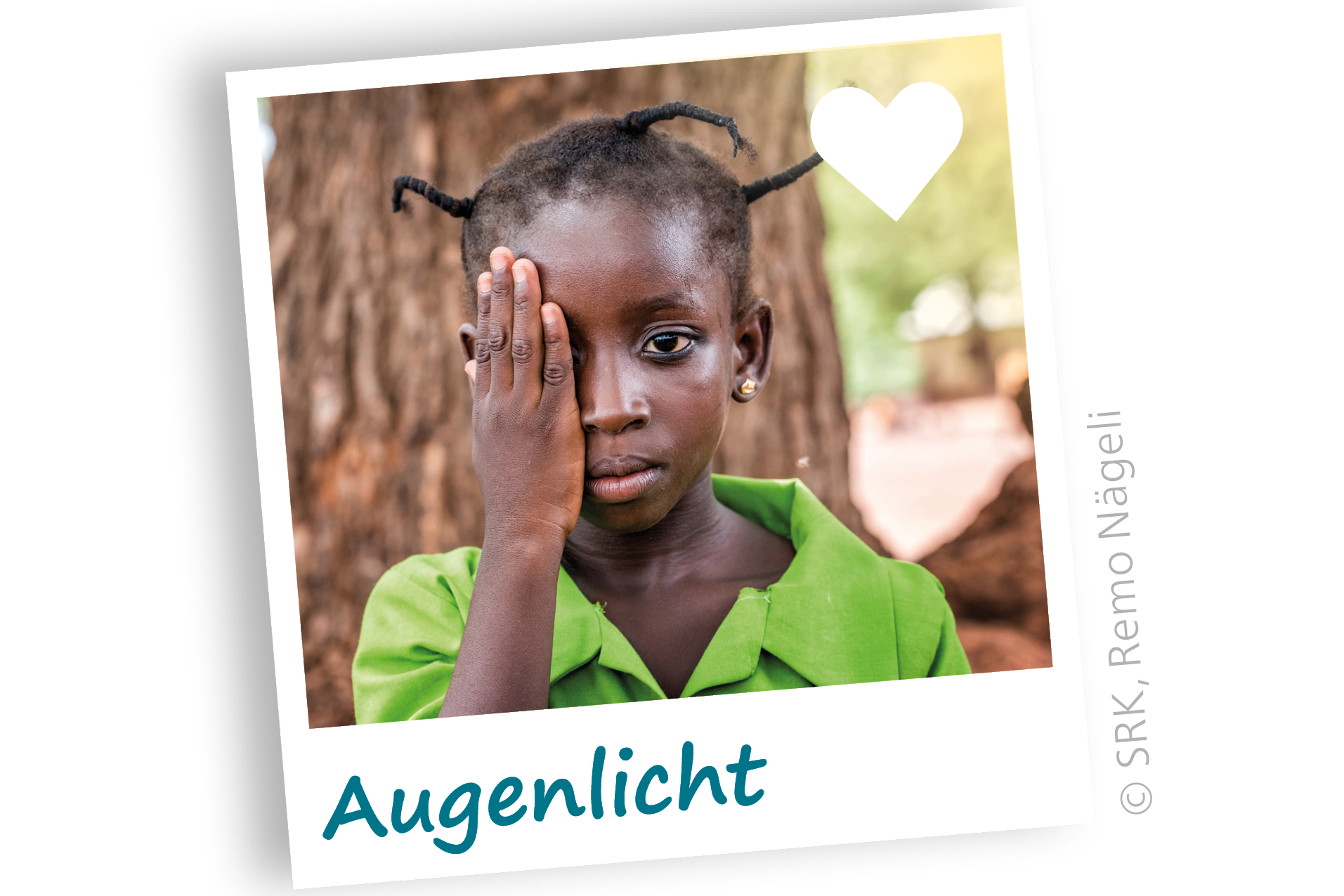 Ein Mädchen aus Ghana bedeckt ein Auge mit der Hand für den Sehtest in einer Schule. Die Patenschaft für Augenlicht bekämpft Blindheit auch bei Kindern in abgelegenen Regionen.