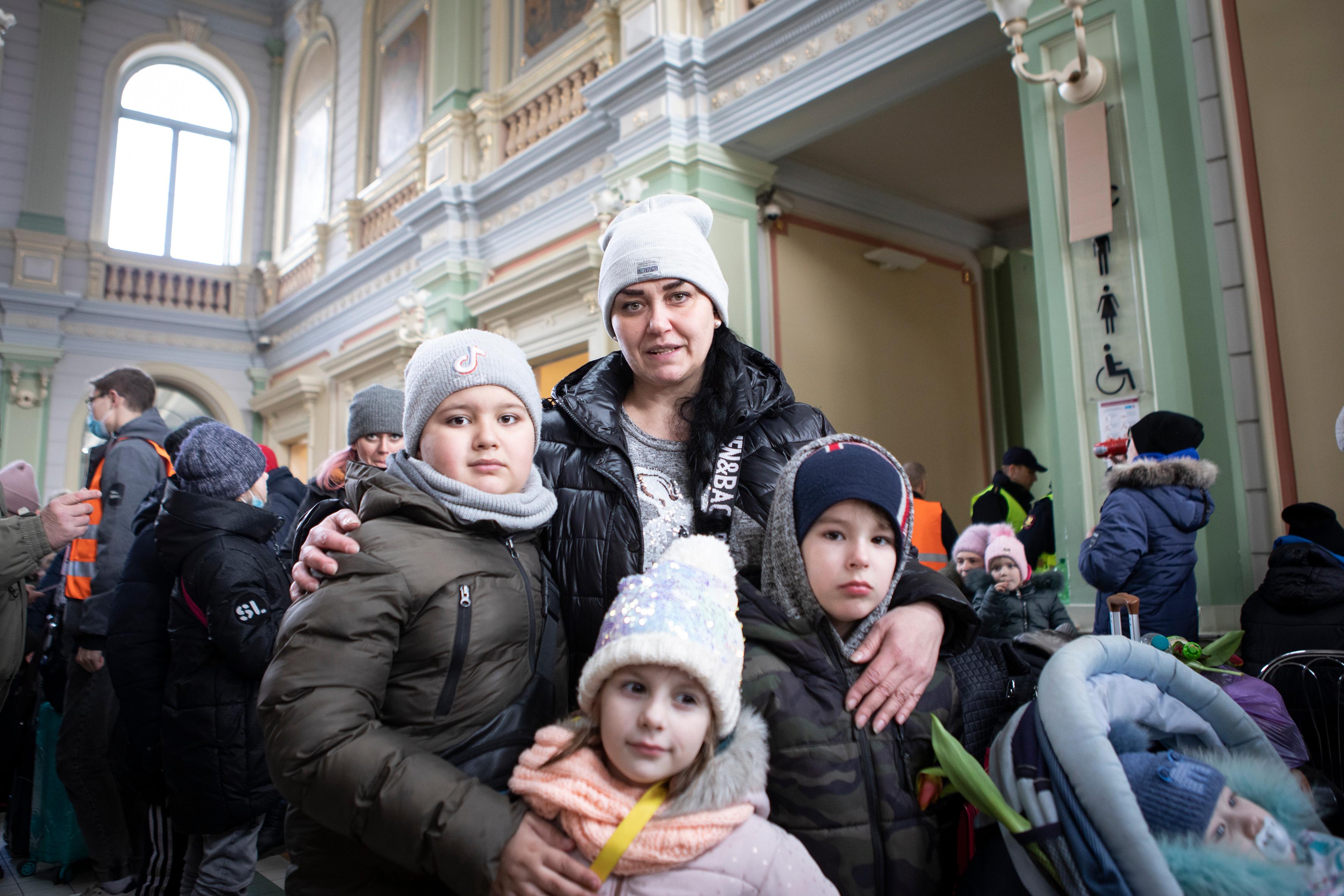 Tanja Veklenko und ihre Kinder warten am Bahnhof von Przemysl auf den Transport nach Warschau.