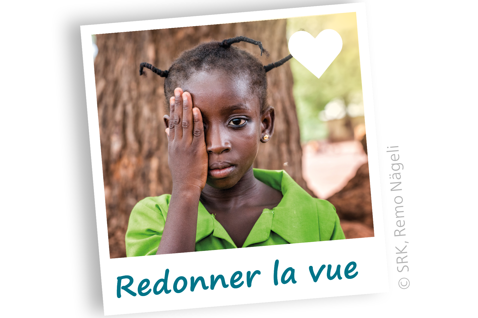 Dans une école, au Ghana, une fillette couvre son œil de sa main avant de passer un test visuel. Le parrainage pour redonner la vue contribue à la lutte contre la cécité de l’enfant et de l’adulte dans les régions isolées.