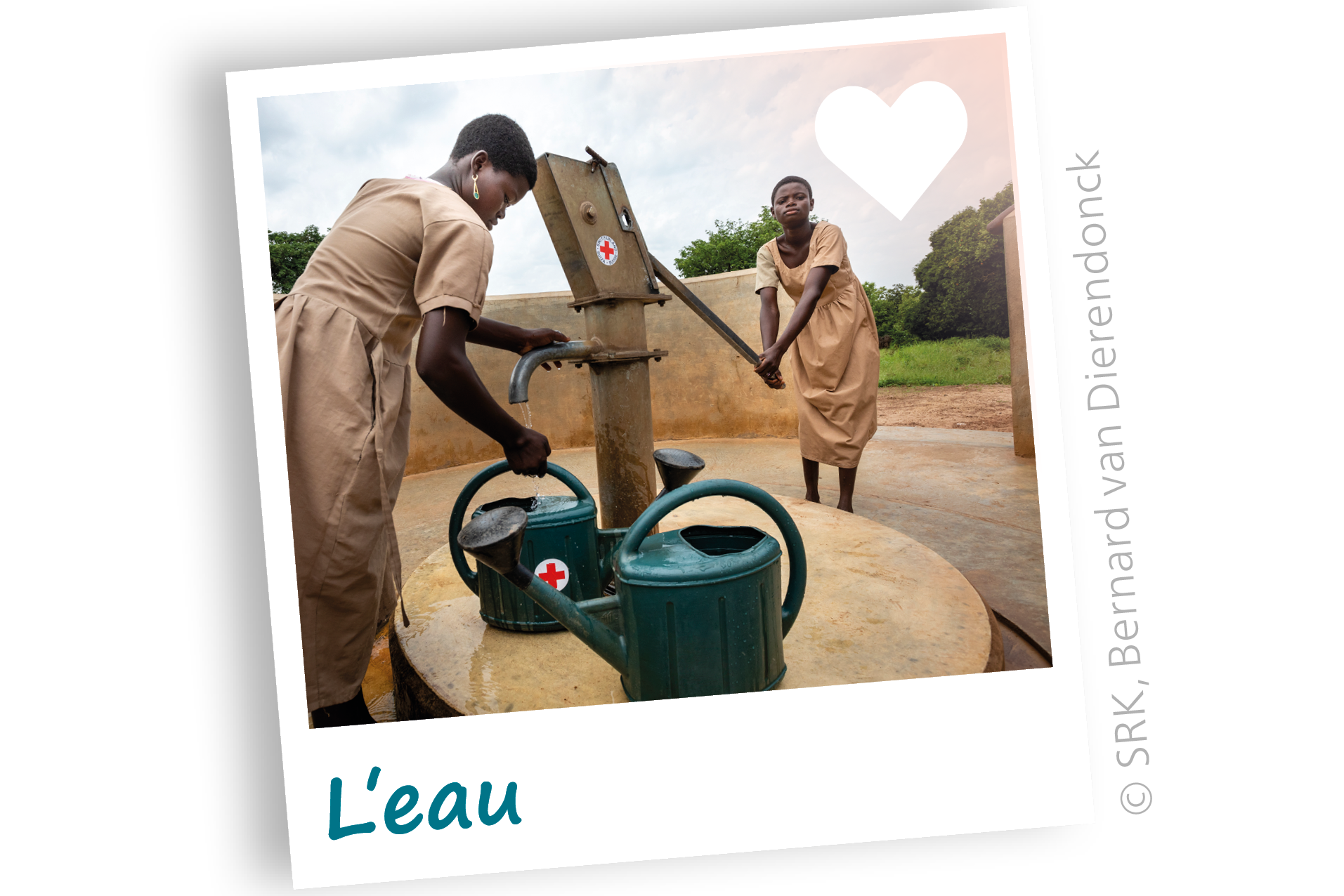 Au Togo, deux écolières de 12 ans s’approvisionnent au point d’eau construit par la Croix-Rouge suisse. L’eau, c’est la vie. Le parrainage pour l’accès à l’eau potable permet notamment l’aménagement de fontaines et de puits.