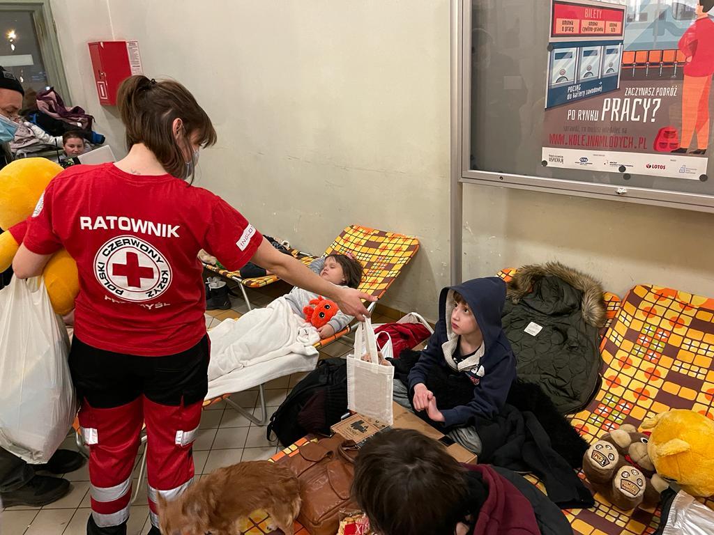 Rotkreuz-Freiwillige der Nachbarländer versorgen die aus der Ukraine geflüchteten Menschen mit Lebensmitteln.