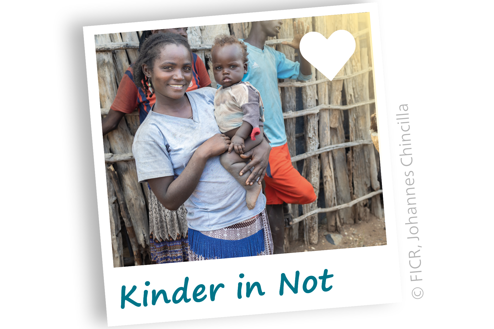 Ein Mädchen hält ihren kleinen Bruder auf dem Arm. Die Patenschaft für Kinder unterstützt die Gesundheit, Ernährung und Bildung von Kindern in verschiedenen Ländern weltweit (Foto aus Äthiopien).