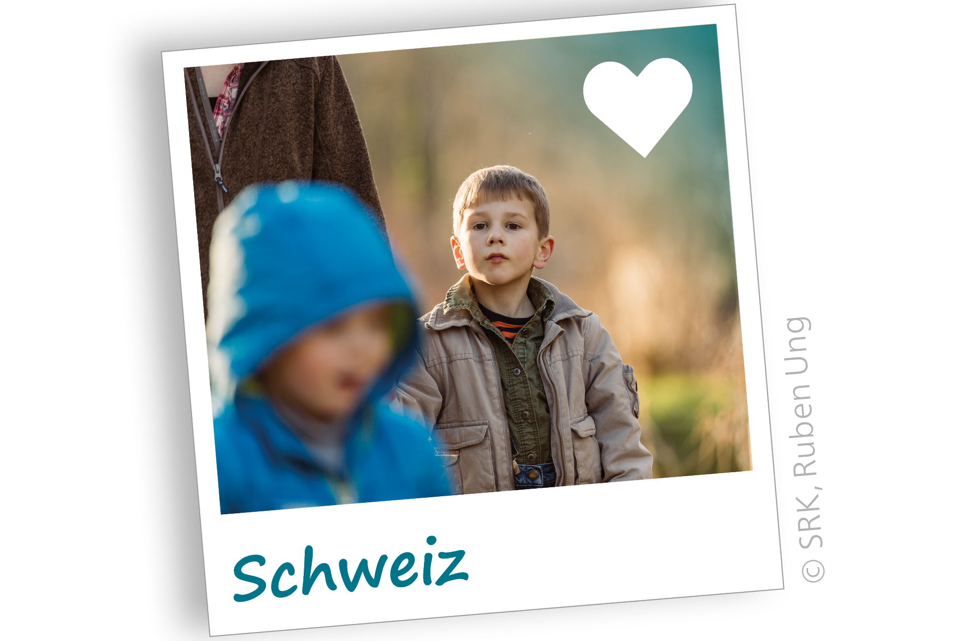 Zwei Kinder auf einem Spaziergang. Die Patenschaft für bedürftige Menschen in der Schweiz unterstützt vor allem Familien mit geringem Einkommen.