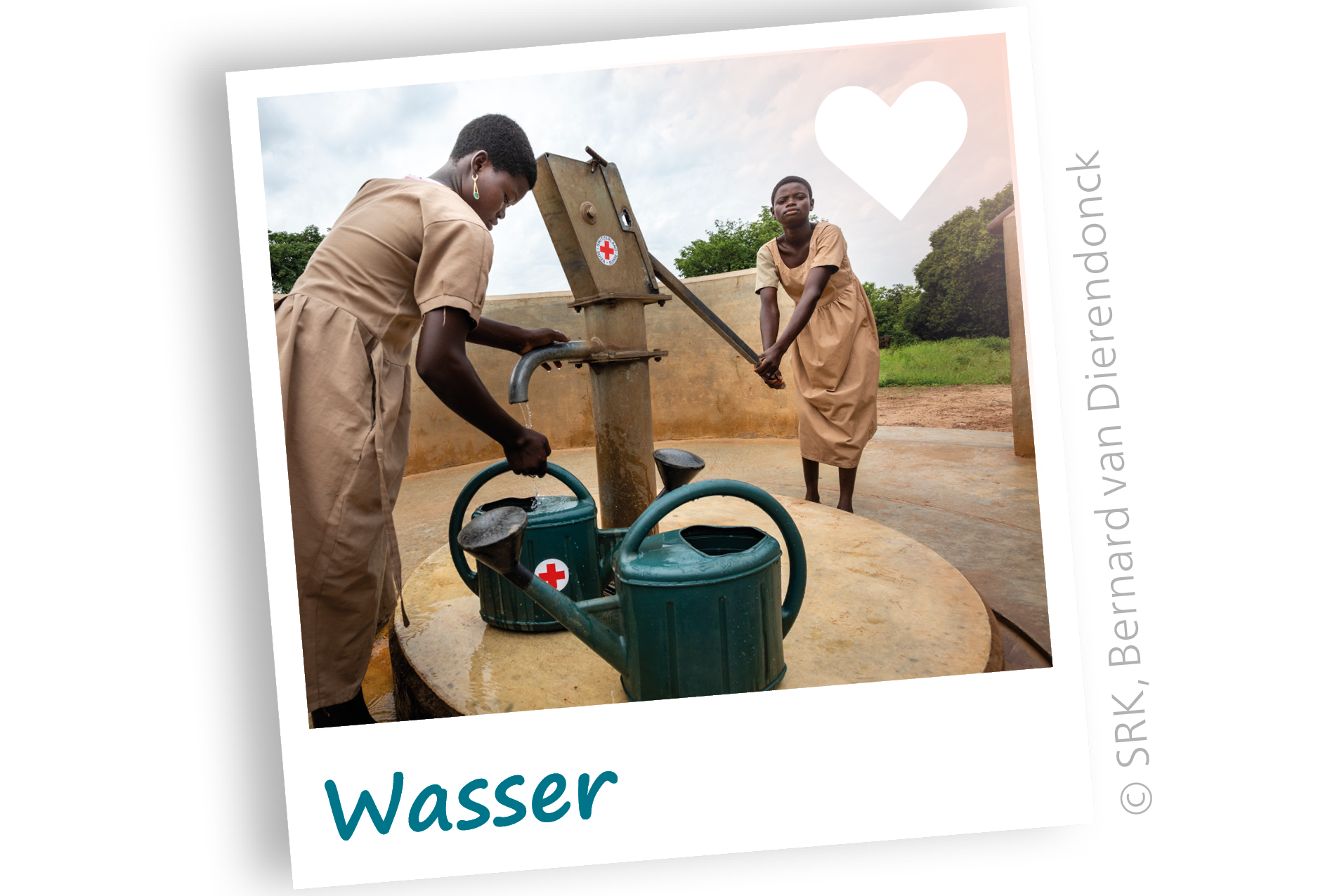 Zwei 12-jährige Schülerinnen beim Wasserholen. Diese Wasserstelle in Togo wurde vom Schweizerischen Roten Kreuz gebaut. Wasser bedeutet Leben. Die Patenschaft für Wasser ermöglicht unter anderem den Bau von Wasserstellen.