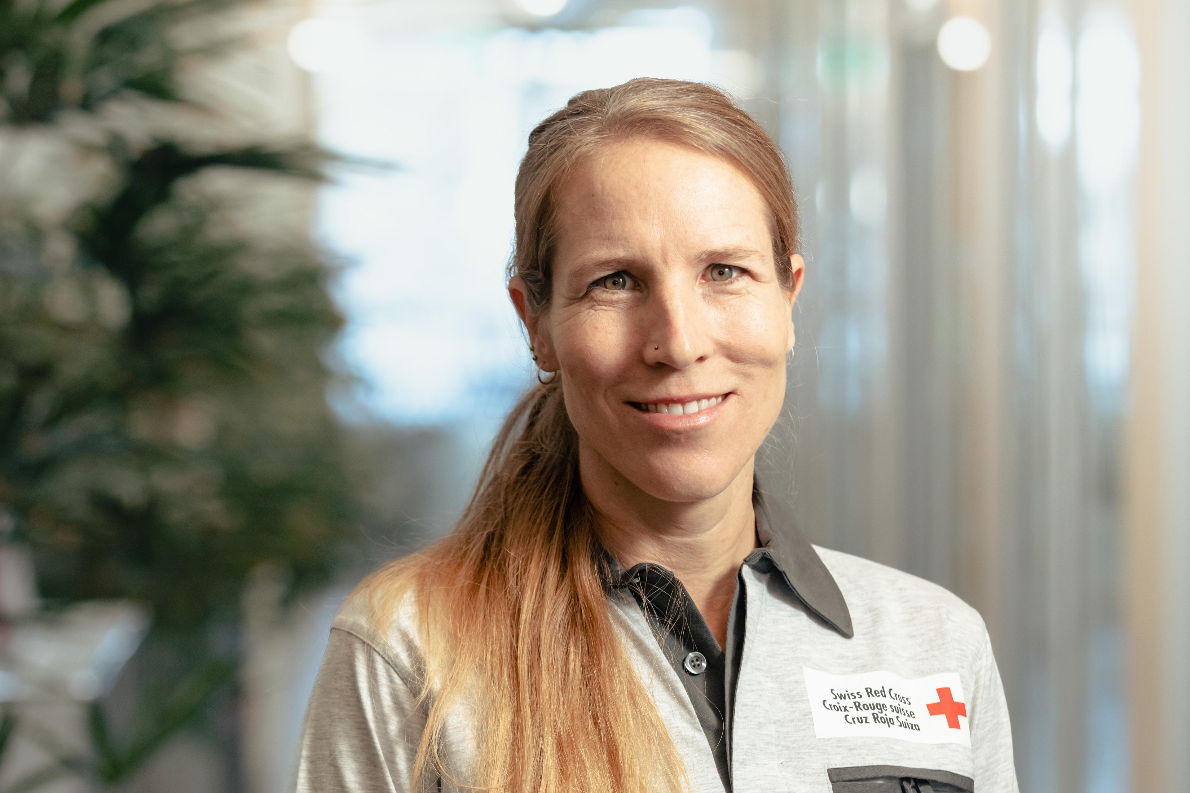 Portrait d'Yvonne Affolter. Elle porte un polo avec le logo de la Croix-Rouge suisse.