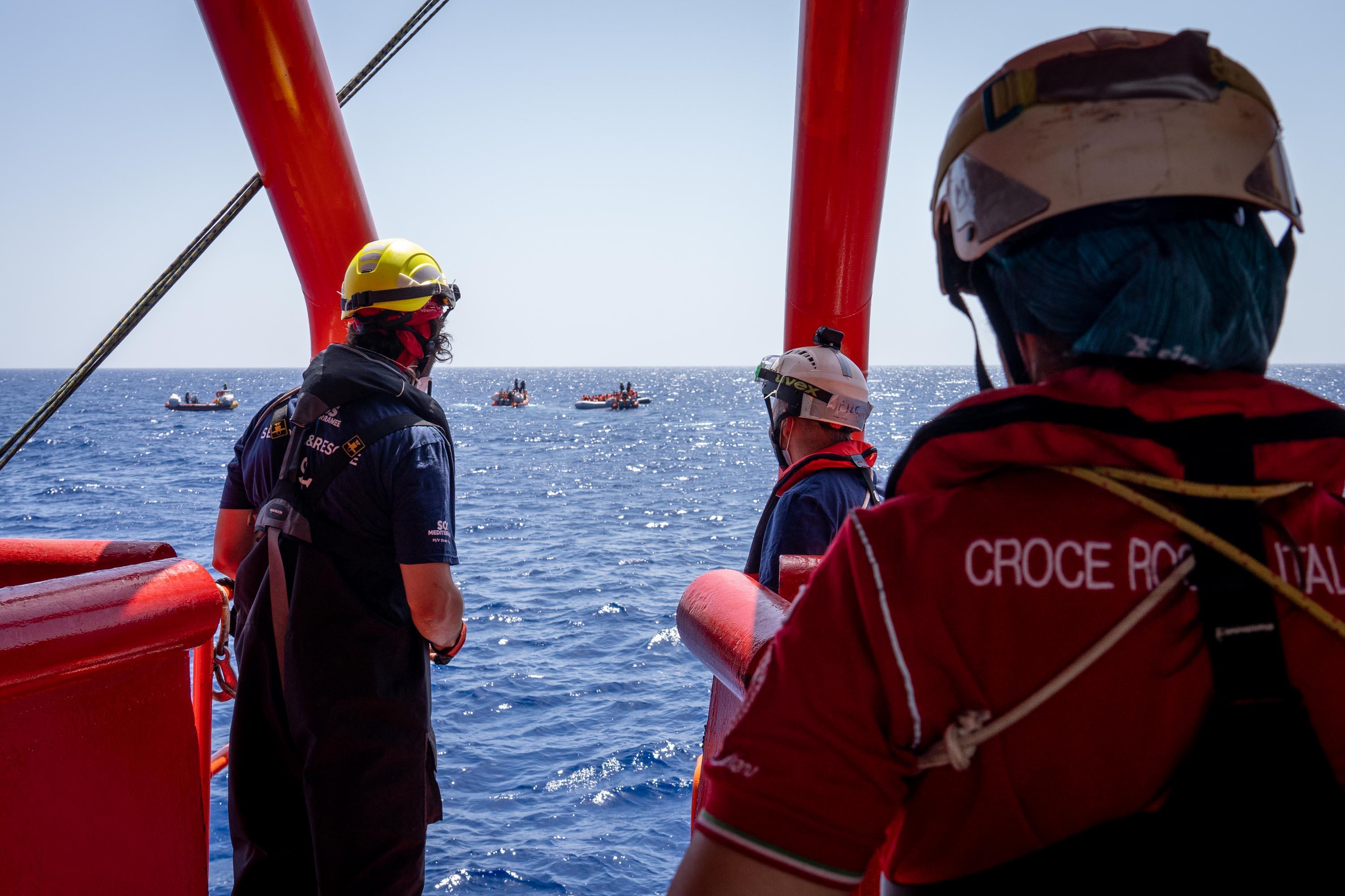 Rettungseinsatz aus der Perspektive, der auf der Ocean Viking bleibenden Crew. In der Distanz sind Gummiboote zu sehen.