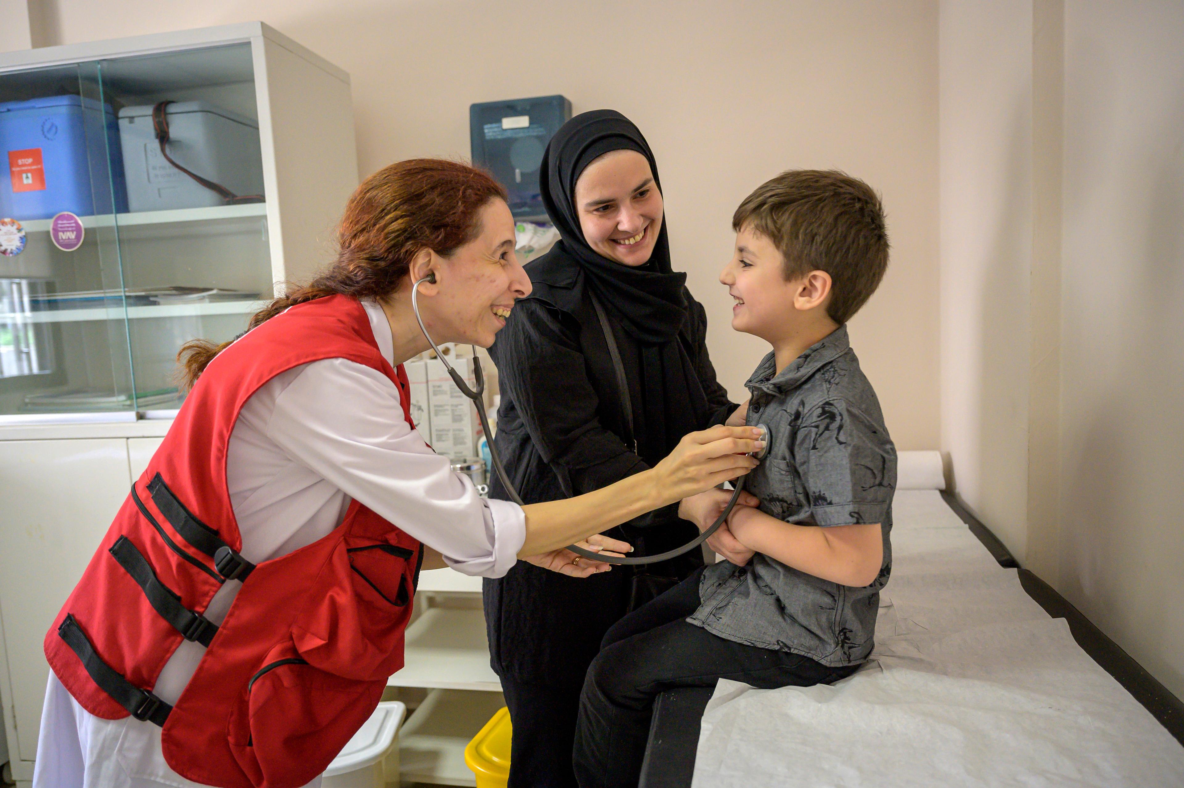 Dans les locaux de la Croix-Rouge libanaise à Tripoli, le petit Mohammad (6) se fait traiter par la pédiatre Zeina Abou Jamra (37) 