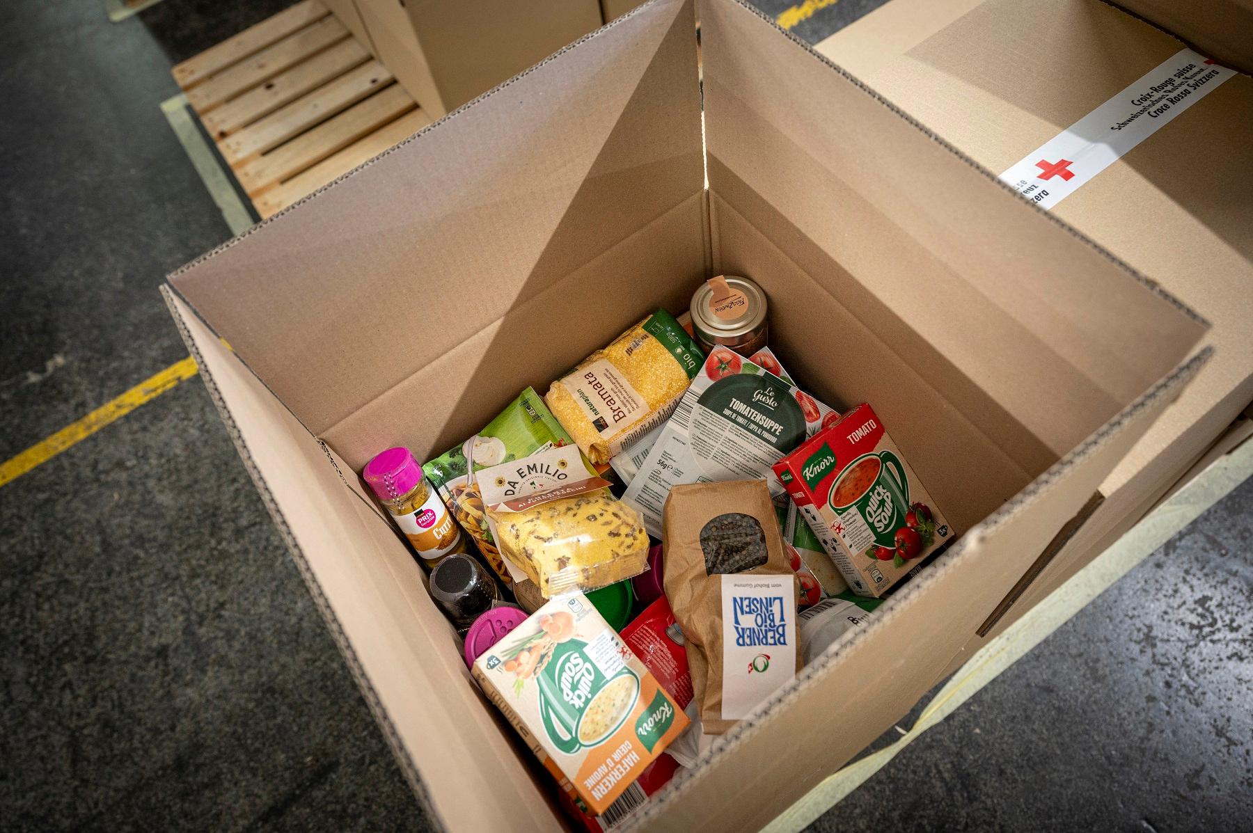 Schachtel mit gespendeten Lebensmitteln