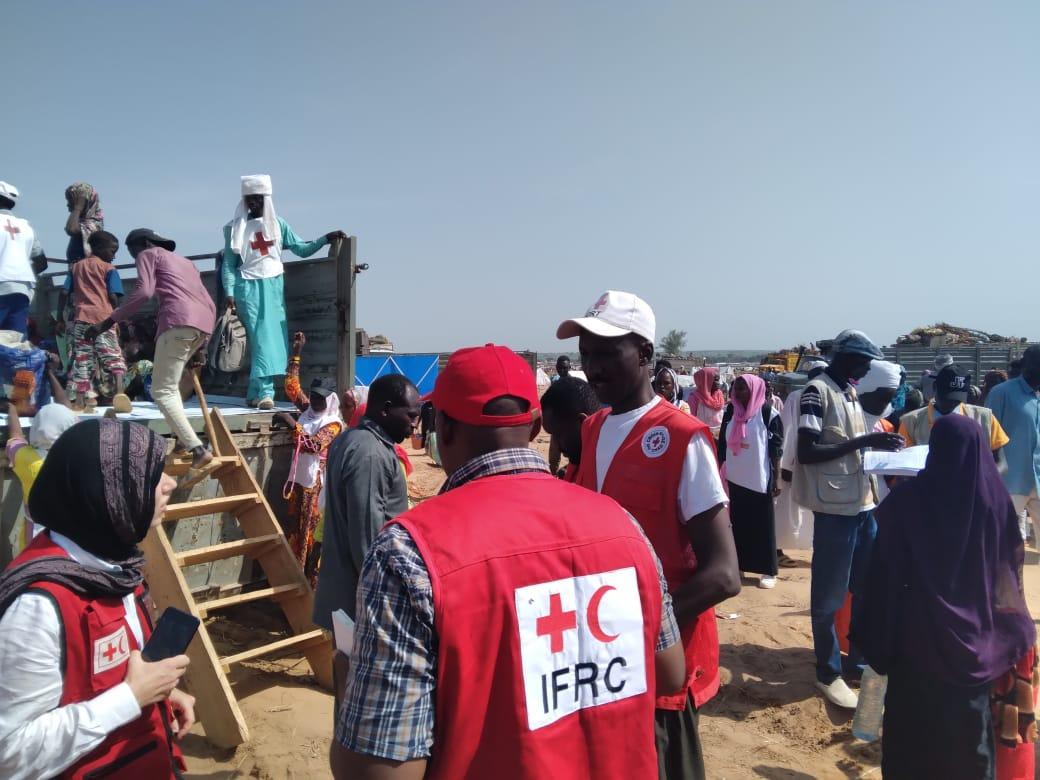 IFRC-Mitarbeiter an der Grenze zwischen Sudan und Tschad, wo Tausende von Flüchtlingen strömten.