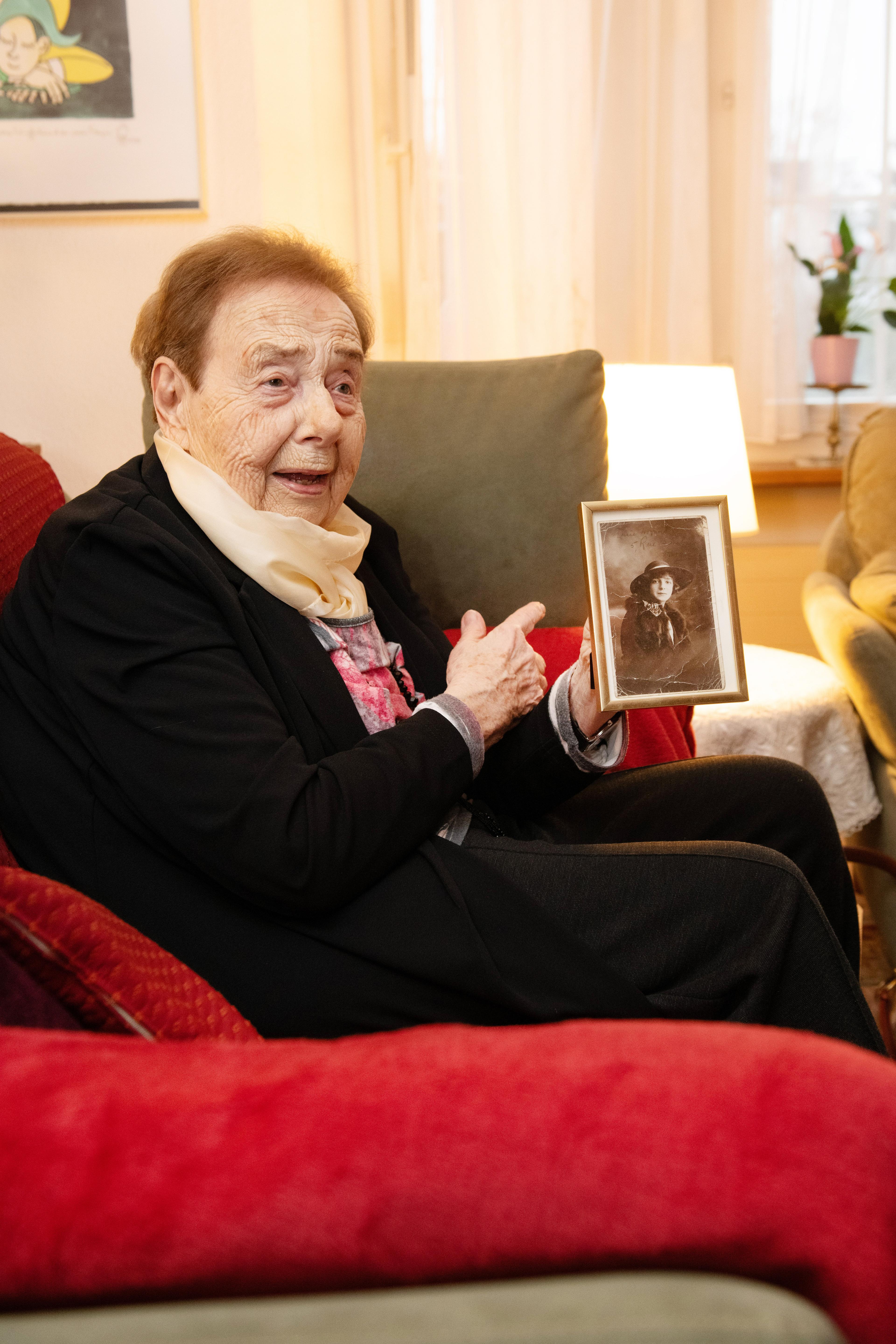 Geneviève Pantli hält ein über 100-jähriges Foto ihrer Mutter in der Hand.