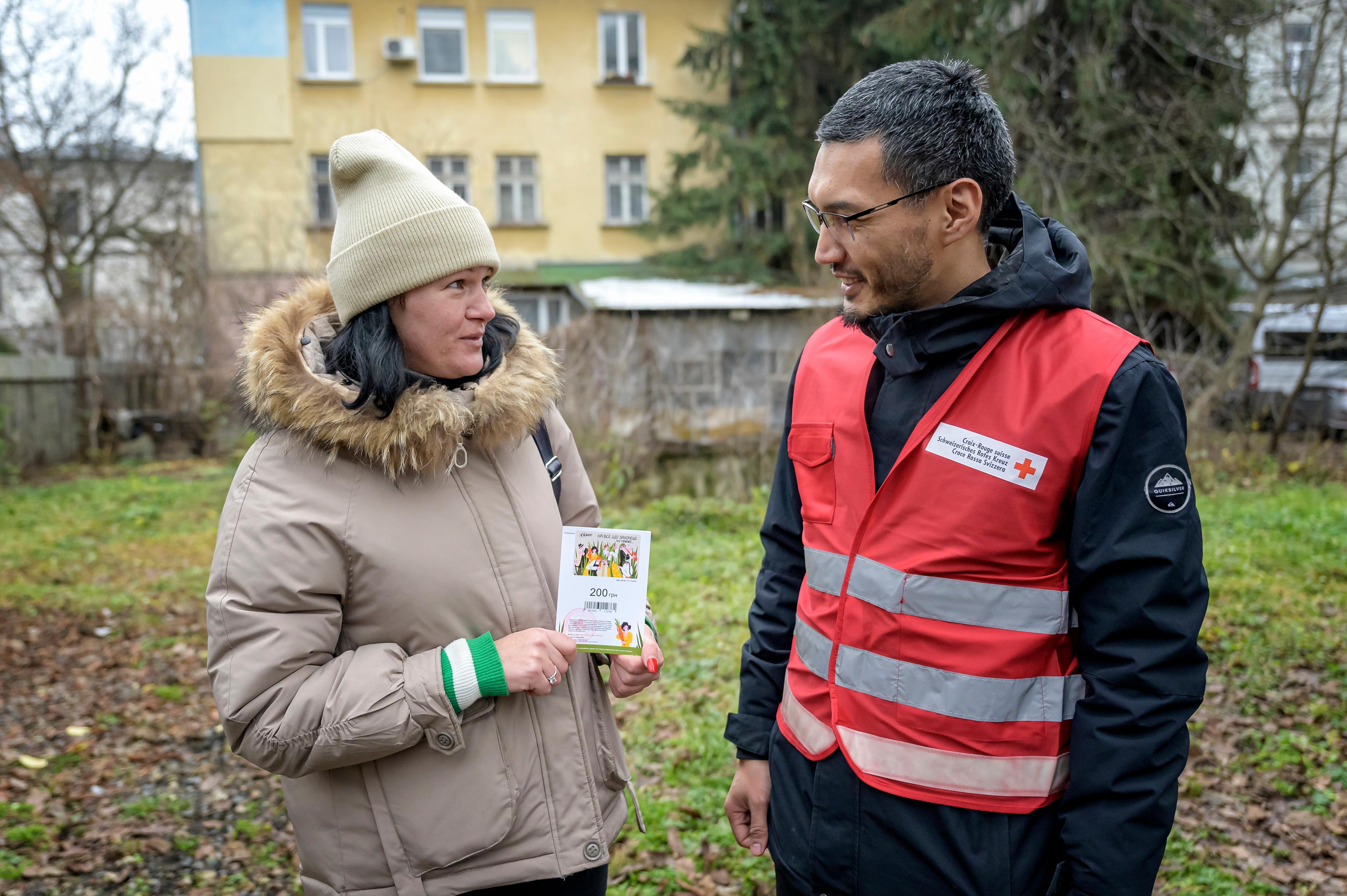 Cash Programm für Intern Vertriebene in Iwano-Frankiwsk. Das Schweizerische Rote Kreuz unterstützt das Ukrainische Rote Kreuz im Westen des Landes. CASH-Begünstigte Olga Degferova (34) mit SRK Mitarbeiter Bektur Imankulov (36).