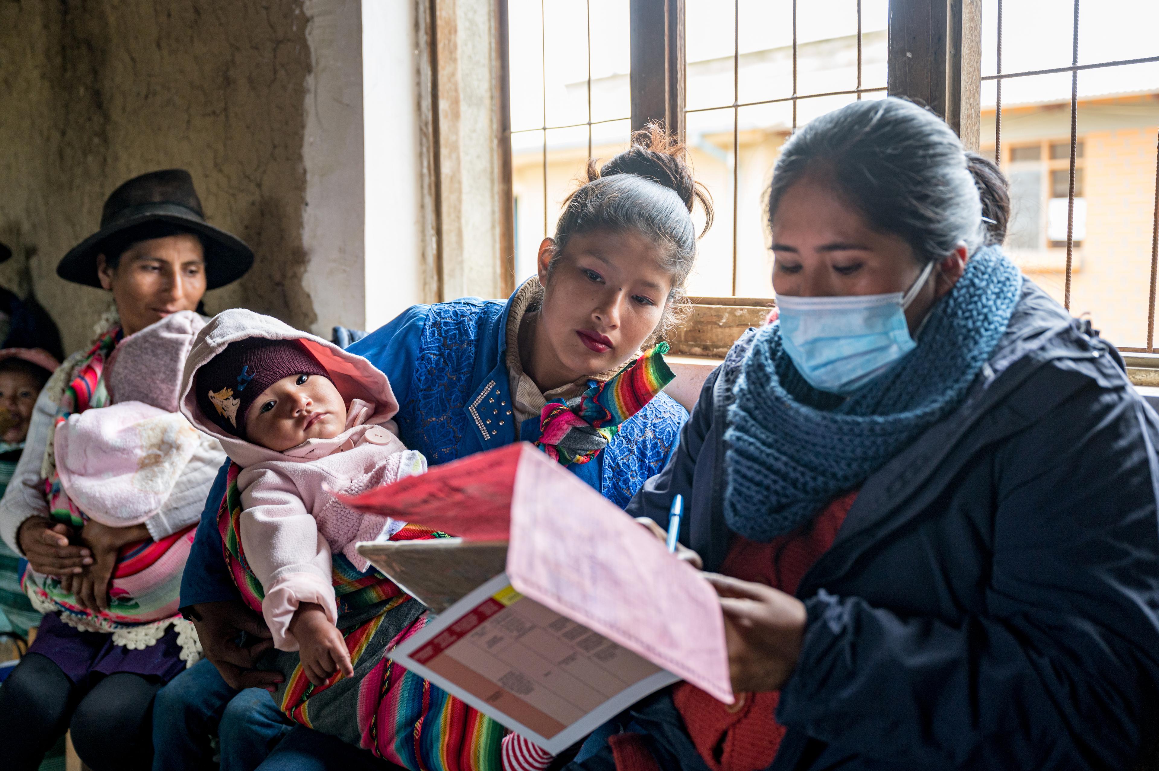 Arminda Huaylla (34), leitende Ärztin im Gesundheitszentrum von San Pedro, gibt einer jungen Mutter Informationen während der monatlichen Sprechstunde (CAI comunal) in Trigo Loma, Tarvita, Bolivien. Das SRK unterstützt die Gesundheits- und Präventionsmassnahmen in dieser Region.