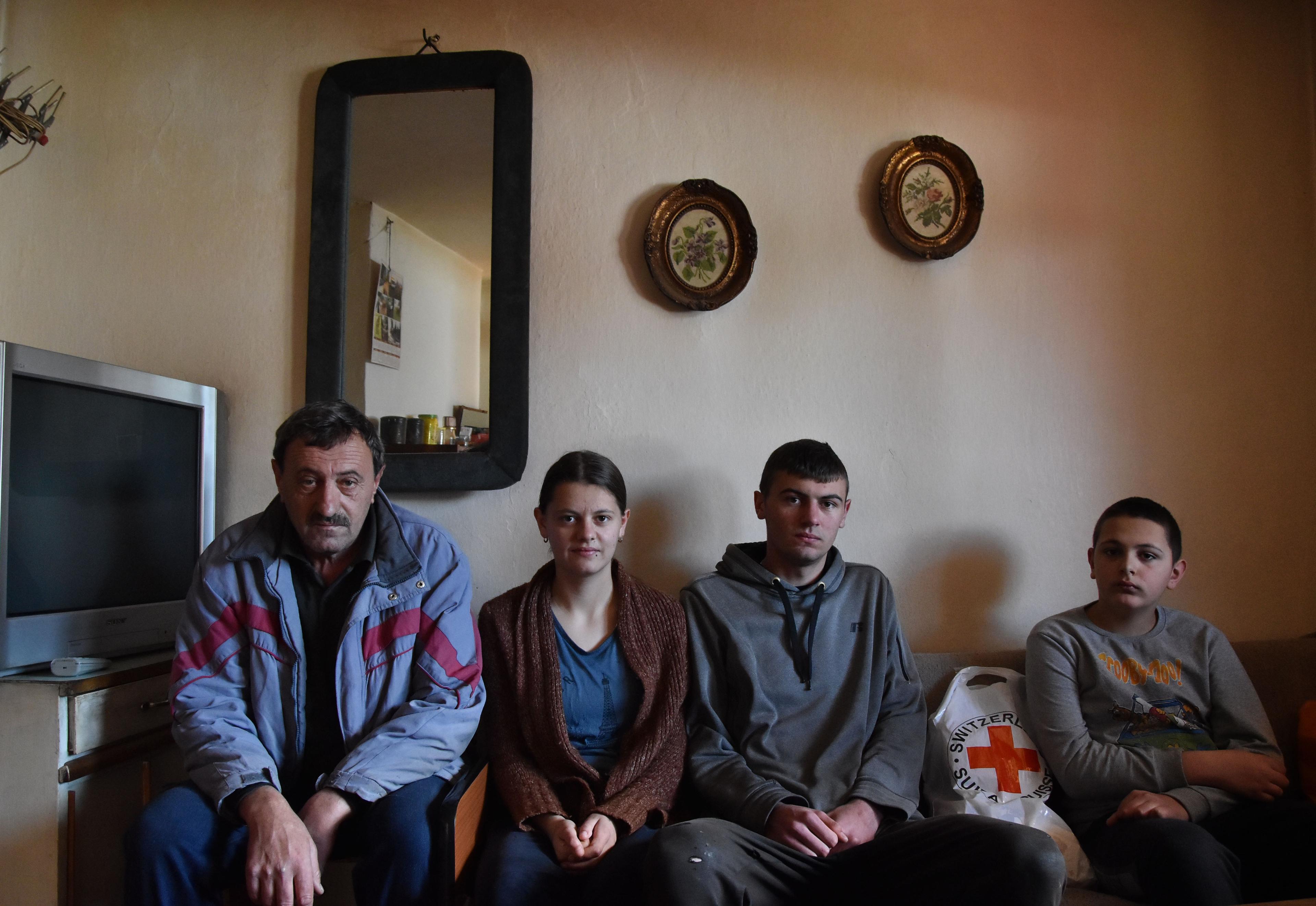 Rajko Veljić et ses trois enfants