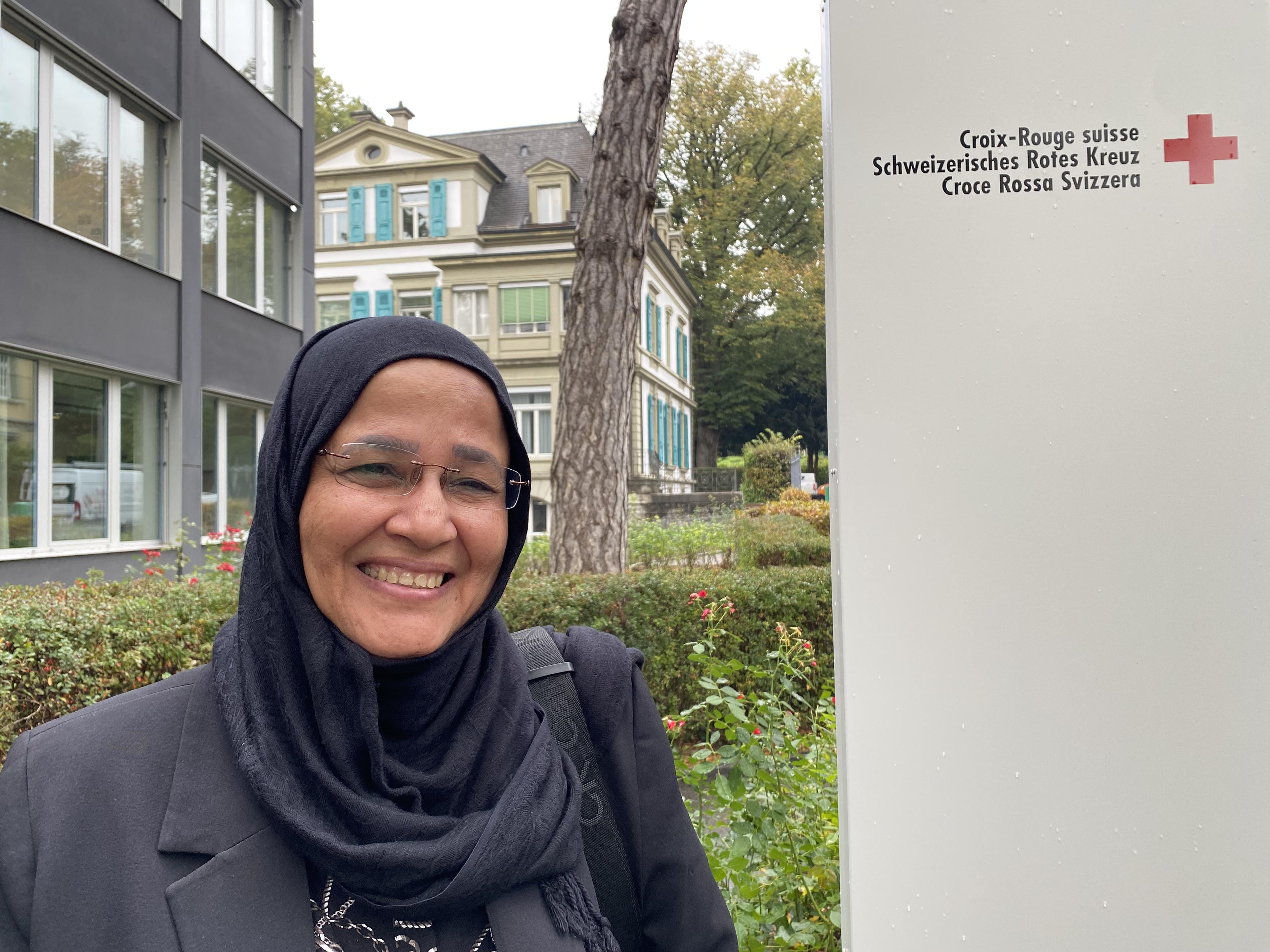 Aida Elsayed davanti alla Sede del CRS a Berna.