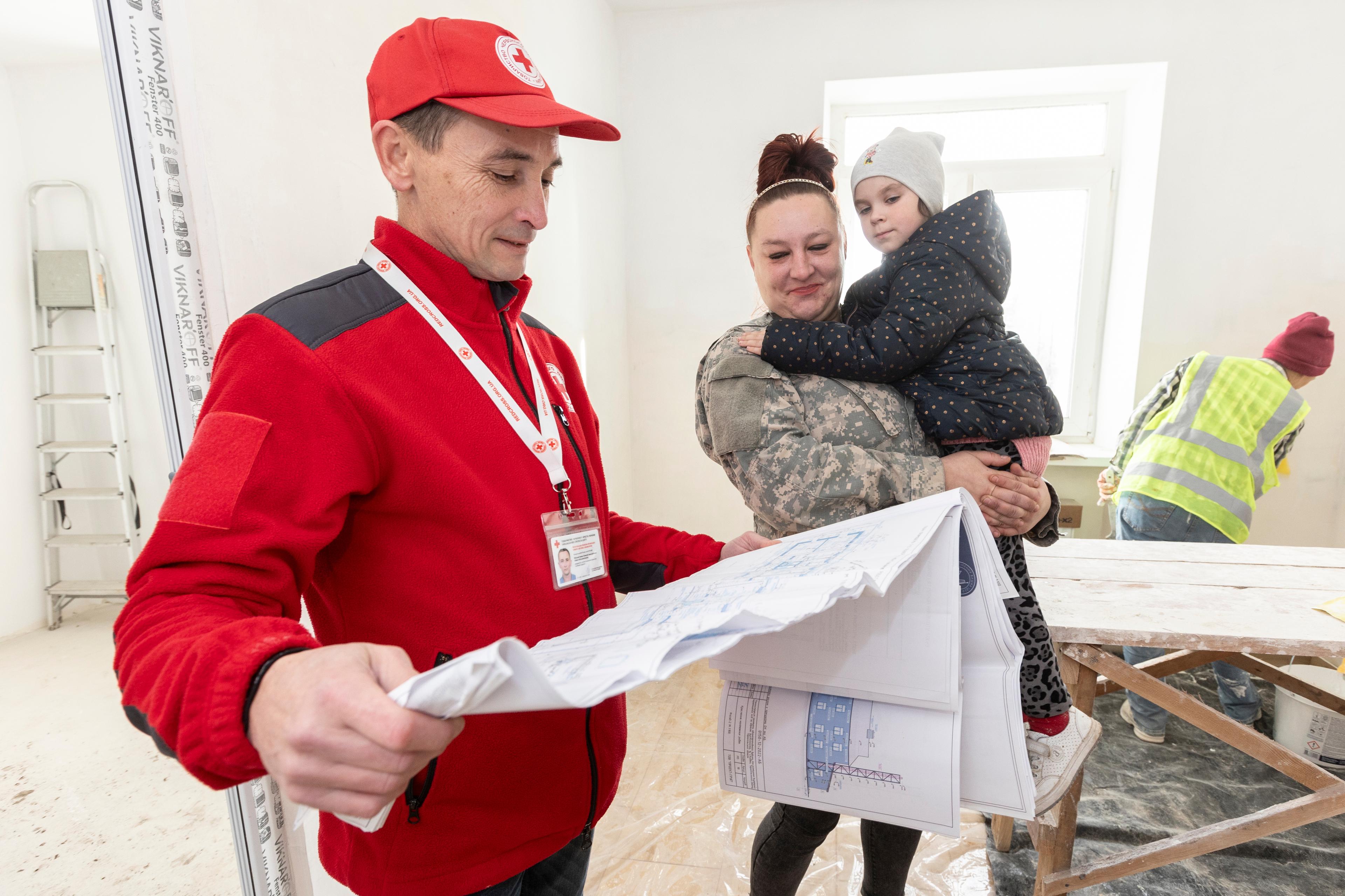 I volontari della Croce Rossa forniscono beni di prima necessità ai rifugiati ucraini nei Paesi limitrofi.