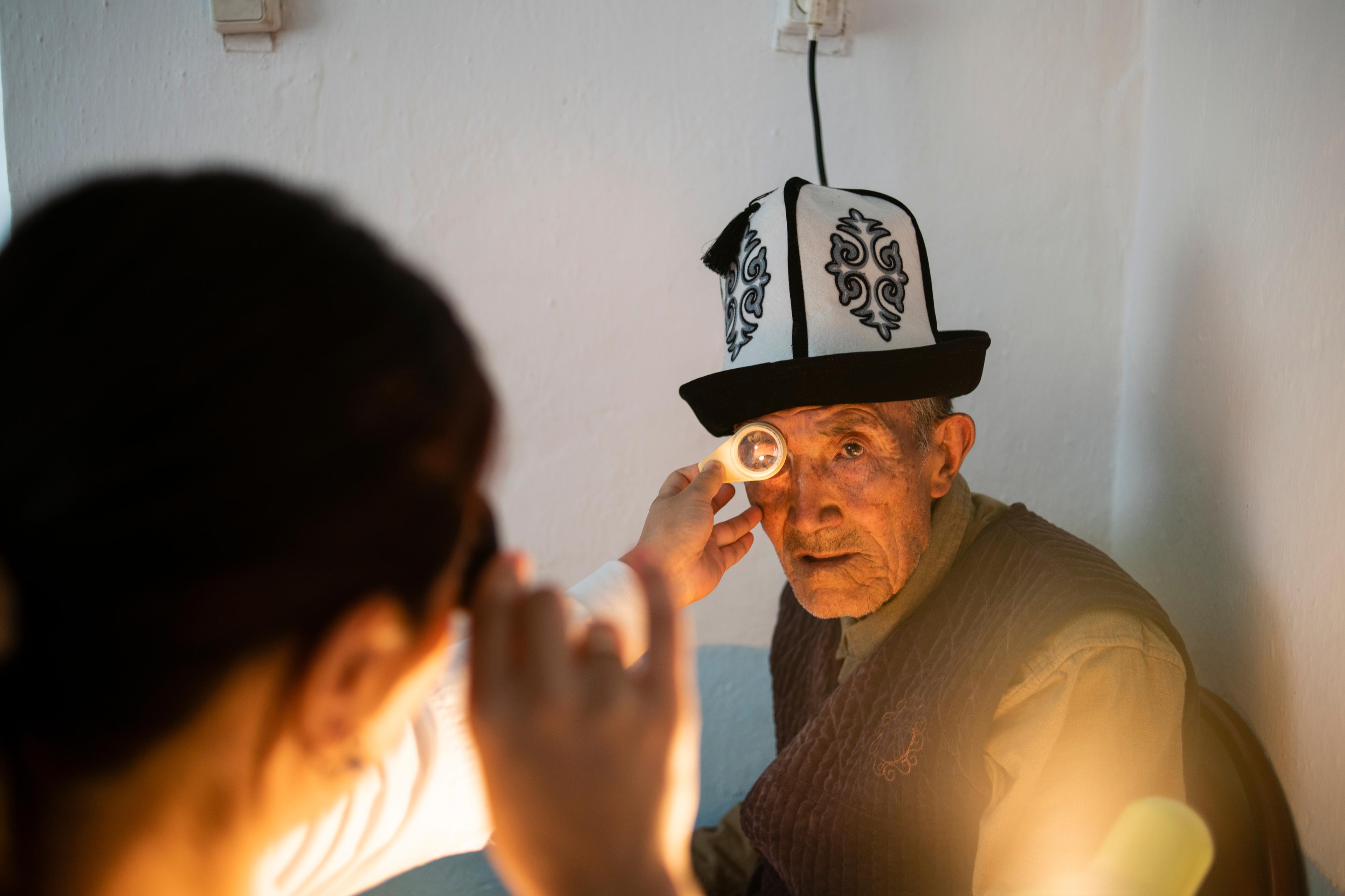 Sultanahun Ayilchiev, 76 ans, presque aveugle, se fait ausculter les yeux.