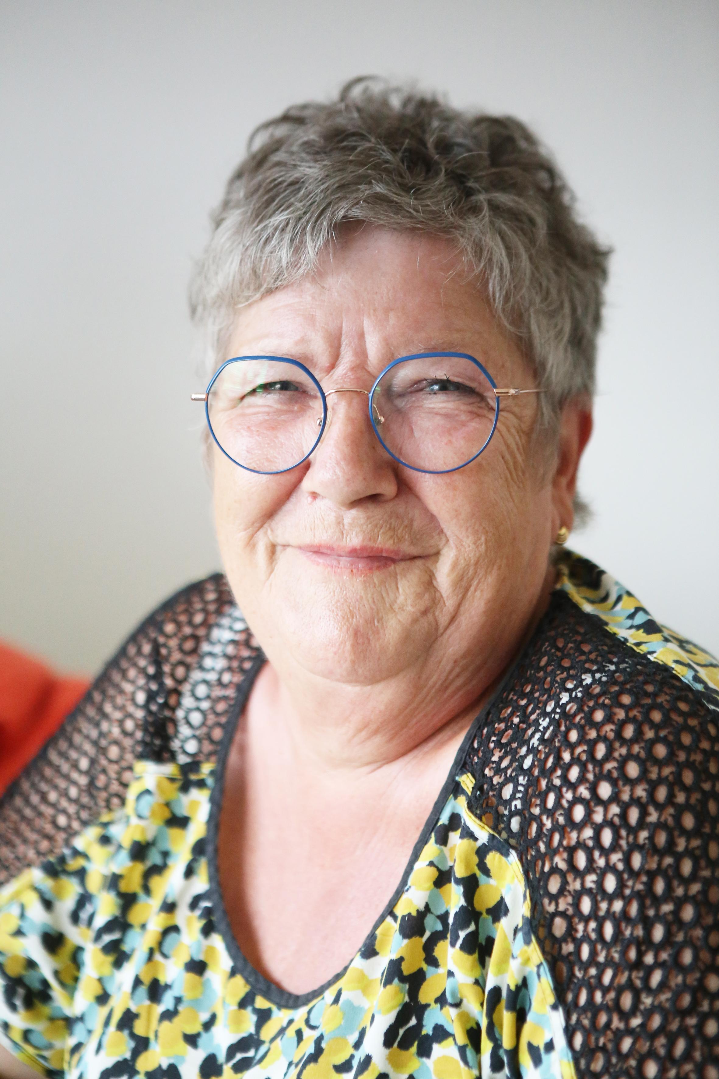 Imelda Morard porta gli occhiali e sorride all’obiettivo.