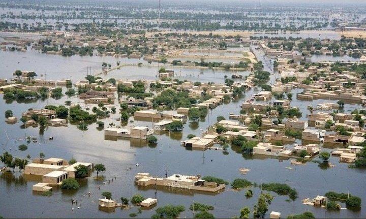Ein riesiges Naturgebiet ist überflutet mit Wasser.