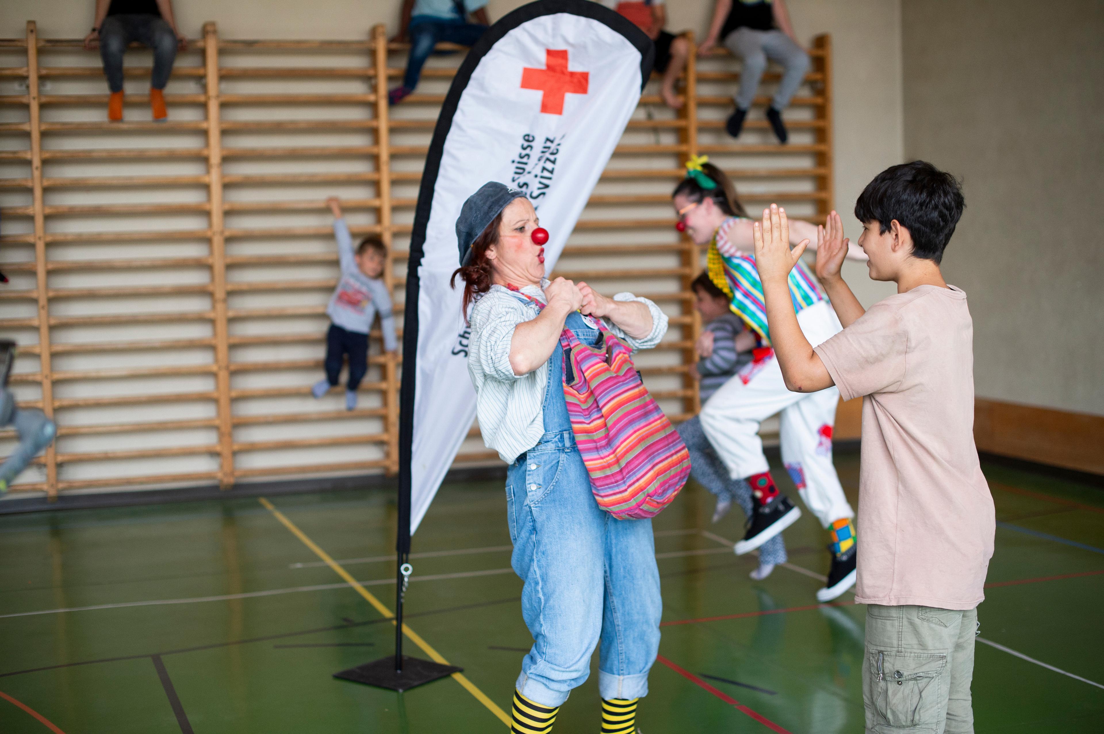 Redcross-Clowns besuchen mehrmals pro Monat Asylzentren in den Kantonen St. Gallen, Thurgau und Zürich.