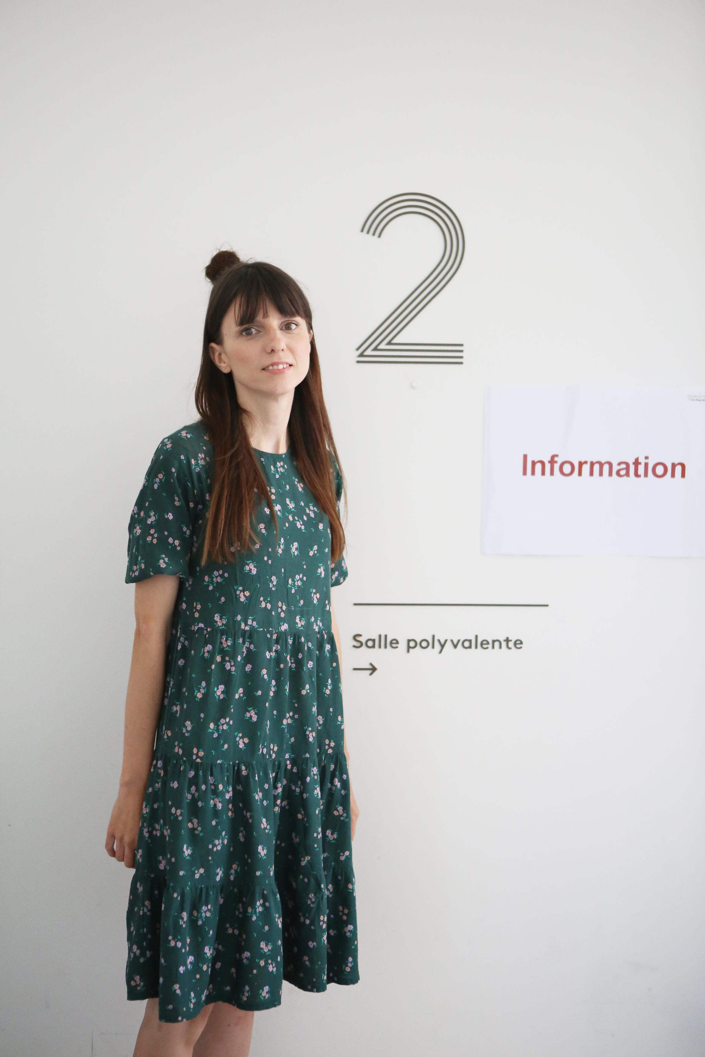 Polina Evstigneeva, Freiwillige und Begünstigte, in einem grünen Kleid im Tageszentrum des Genfer Roten Kreuzes.