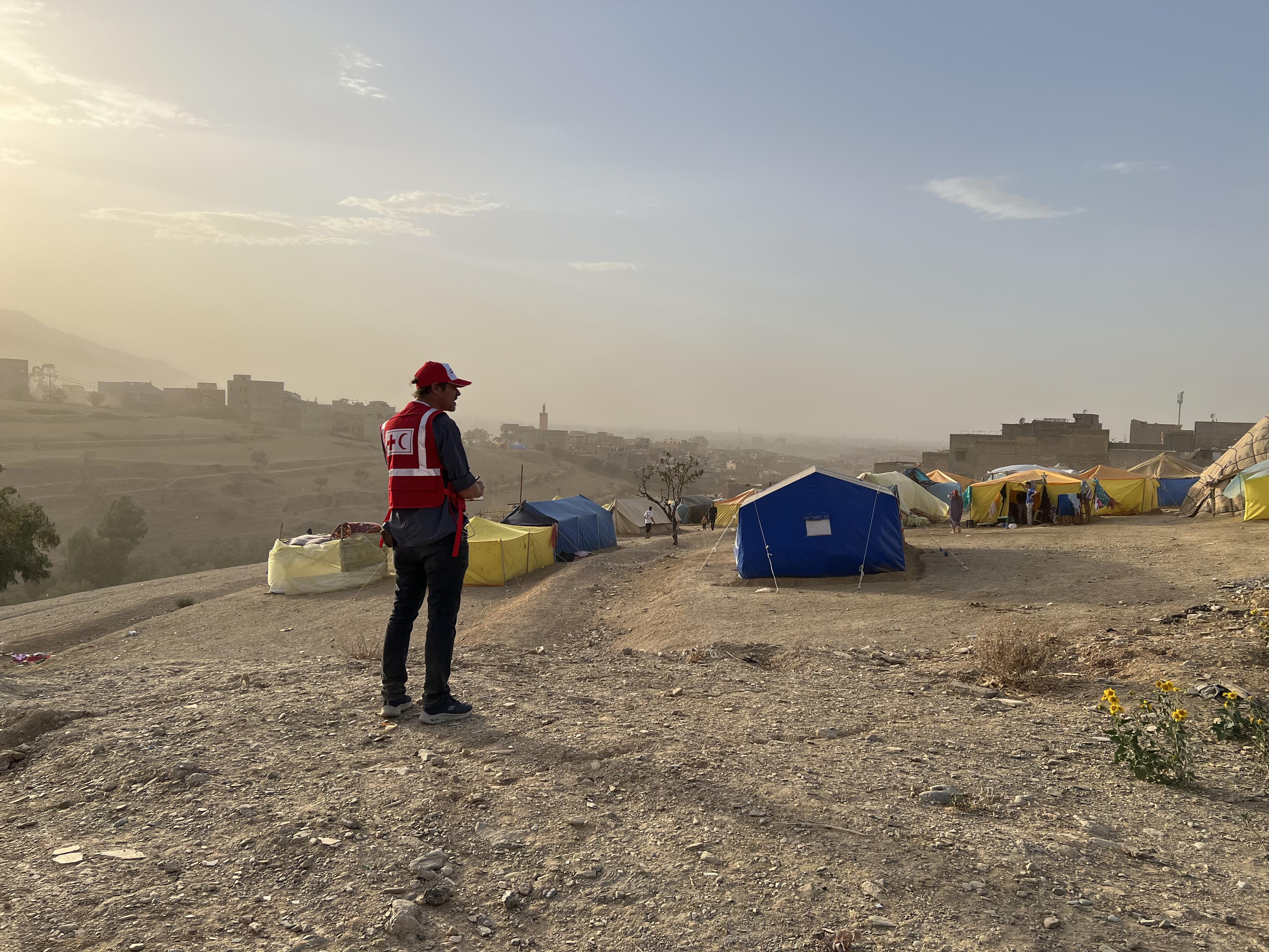 Pascal Panosetti, spécialiste des abris d’urgence, devant un campement de tentes provisoires au Maroc.