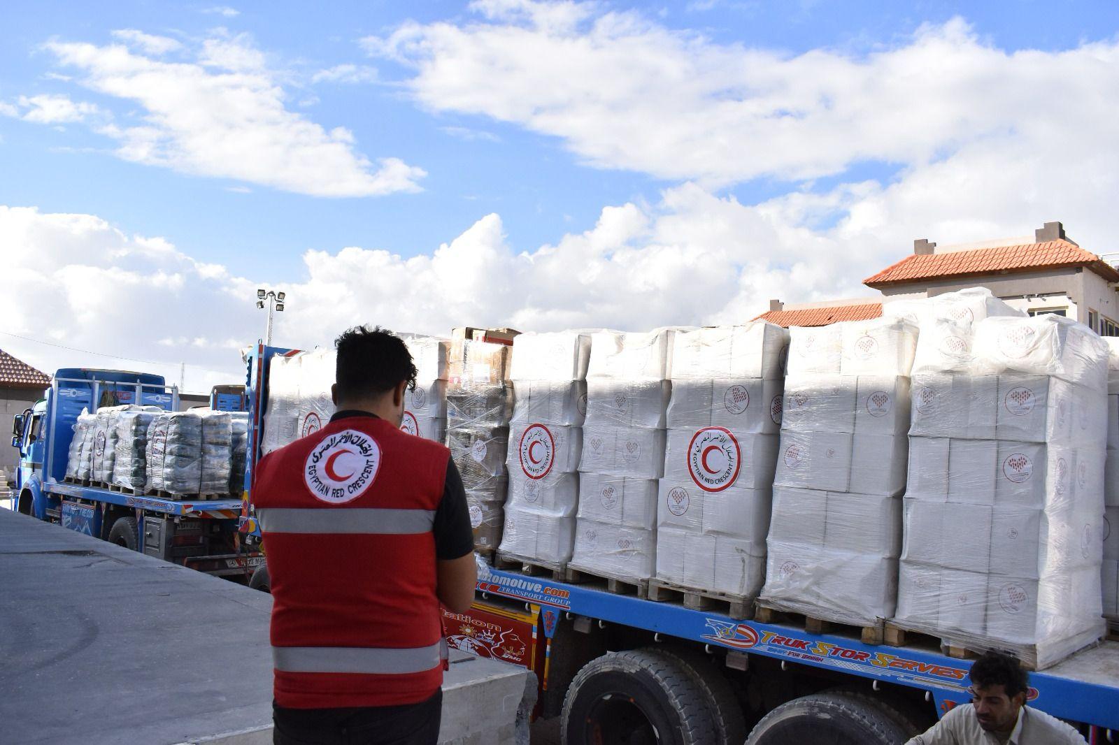 La Mezzaluna Rossa Egiziana fornisce aiuti umanitari alla popolazione sfollata di Gaza.