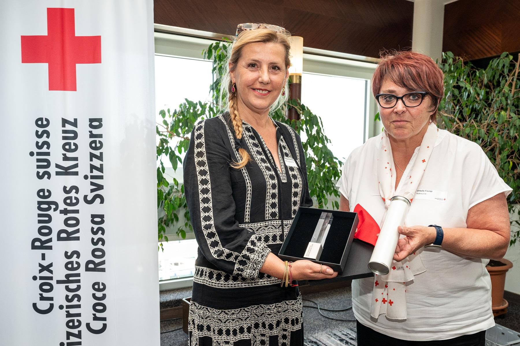 Raquel Herzog de l'association SAO et Ursula Forrer du Conseil de la Croix-Rouge, lors de la remise des prix.