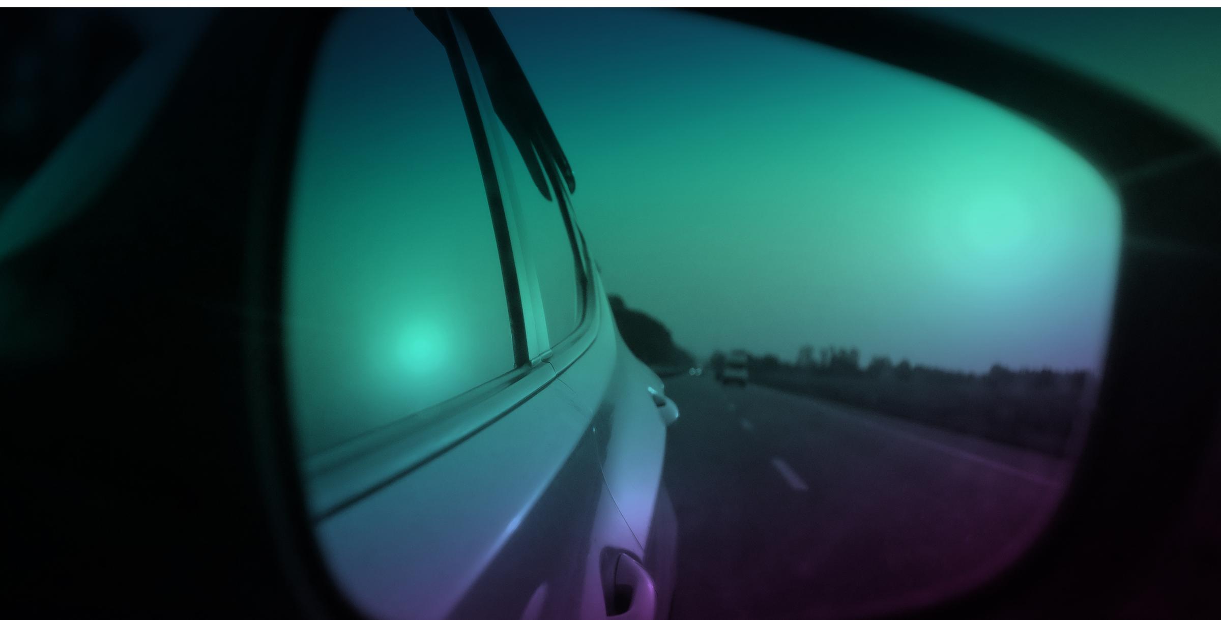 Bil backspegel i norrskensfärger