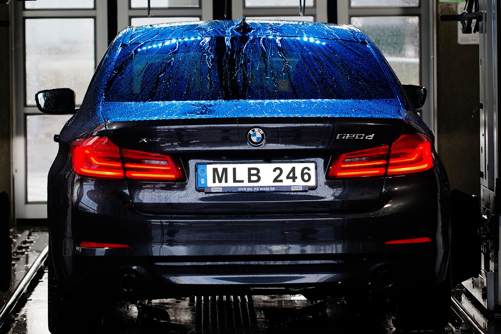 Blå bil i Dirt Biltvätt