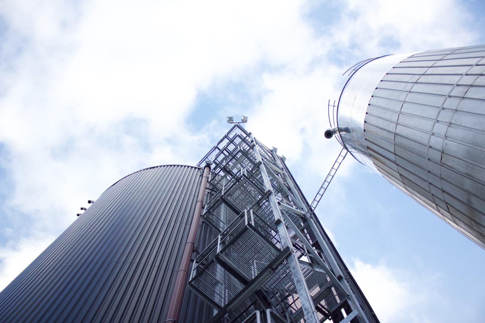 Kuva polttoainejalostamon siilosta