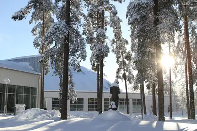 Urheiluhalli ulkoa - talvi