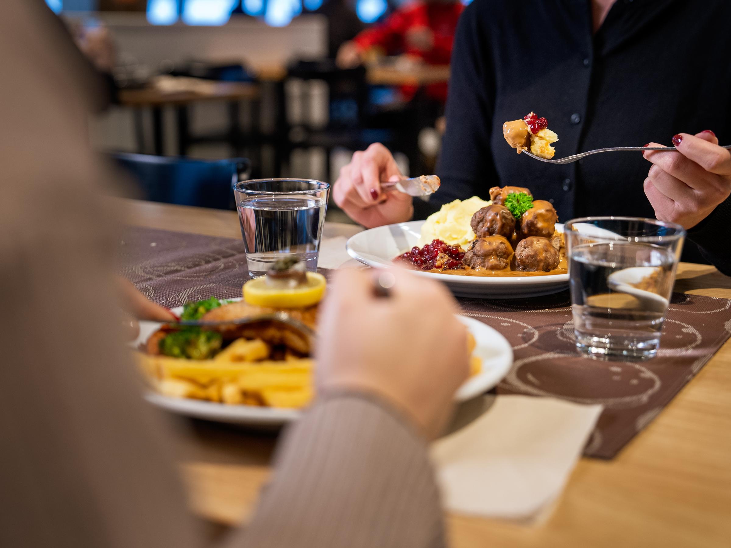Lounastajia HelmiSimpukka-ravintolassa