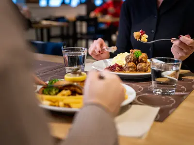 HelmiSimpukan ruokalistalta löytyy makuja joka lähtöön.