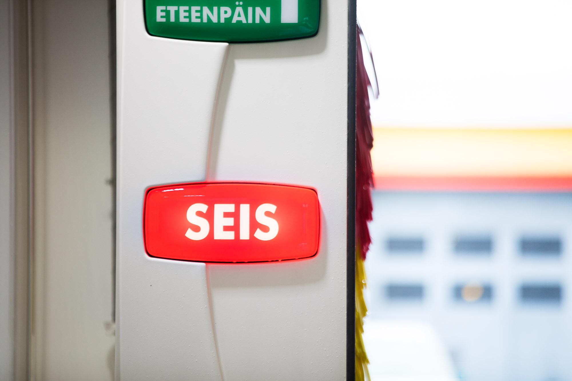 Autopesulaite ohjeistaa pesun aikana kuljettajaa