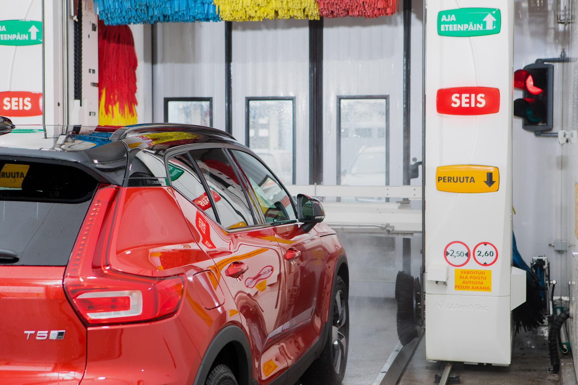 Auto puhtaaksi myös harjattomalla pesulla