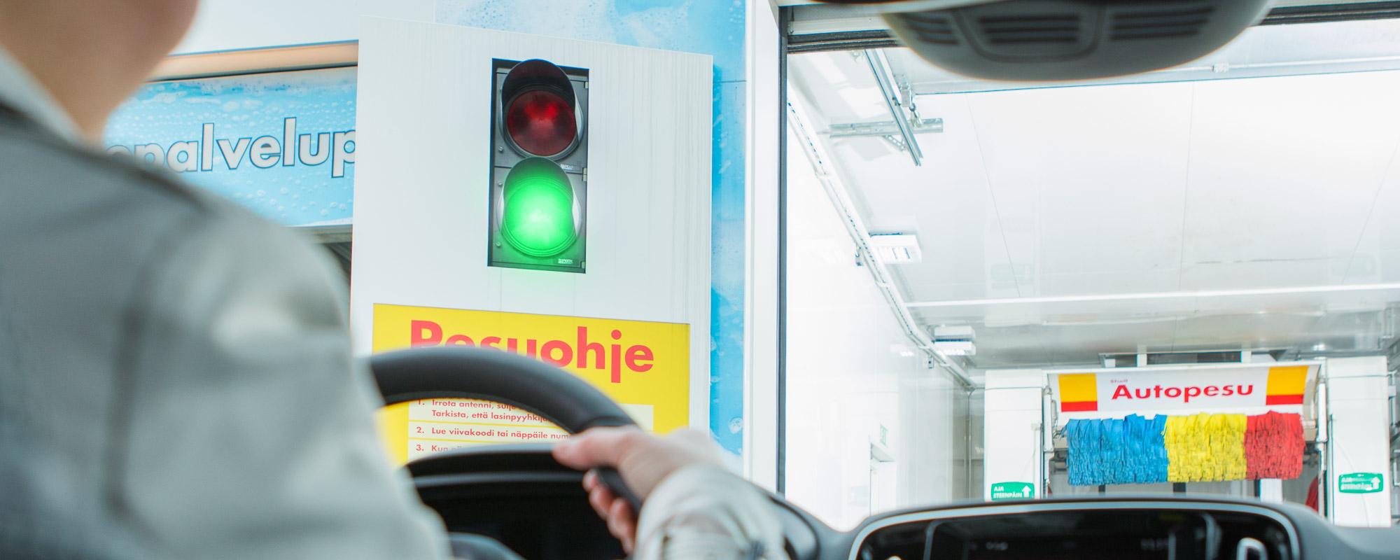 Auto tulee ajaa ohjeiden mukaisesti autopesuun