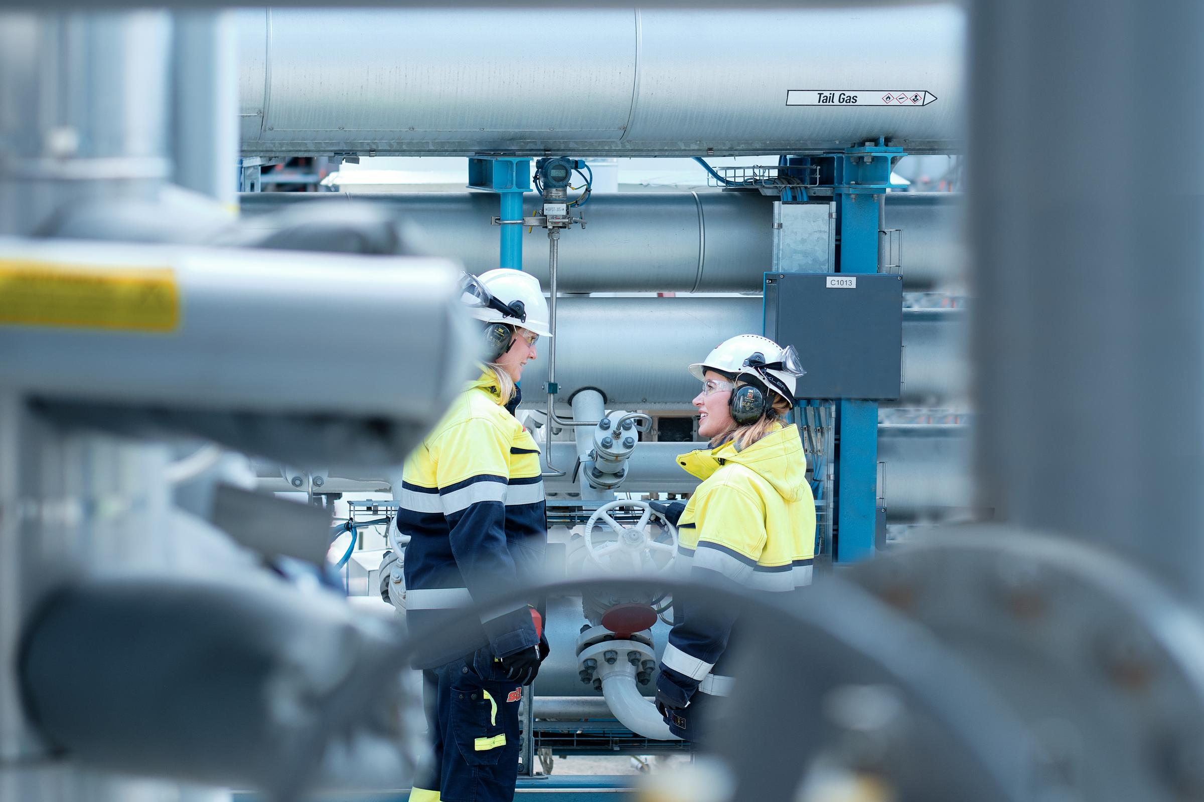 2 anställda på St1s raffinadering i raffinaderiet