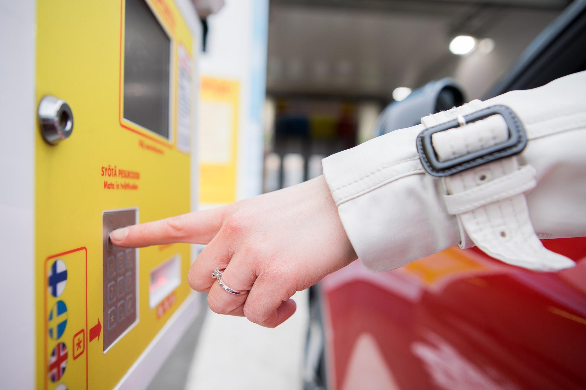 Pesukoodien käyttäminen tapahtuu näppäilemällä pesukoodi tai lukemalla viivakoodi