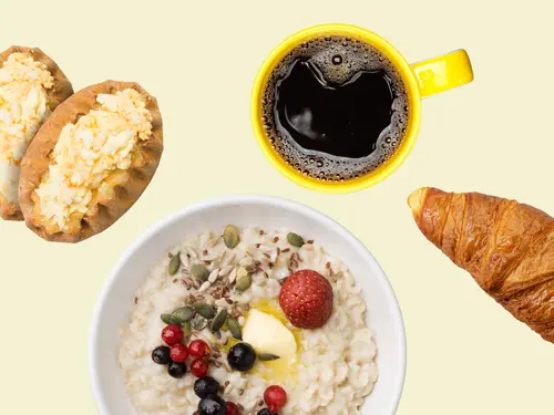 HelmiSimpukan puuroaamiainen sisältää aamupuuron, kaksi riisipiirakkaa munavoilla tai croissantin sekä kahvin.