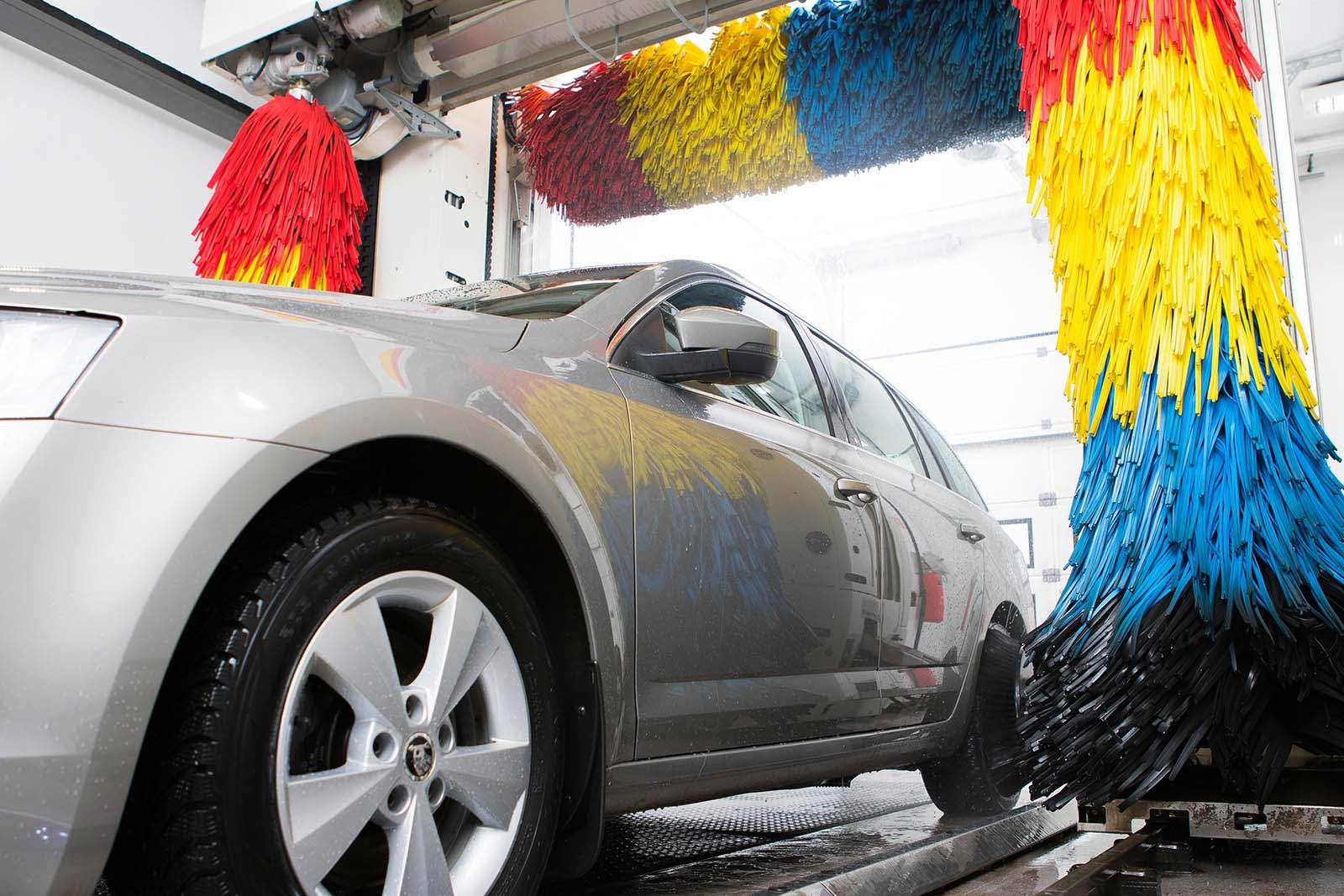 Säännöllinen pesu edesauttaa auton arvon säilymistä