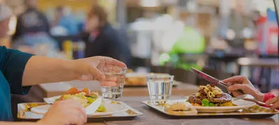 Ruokailijoita HelmiSimpukka-ravintolassa