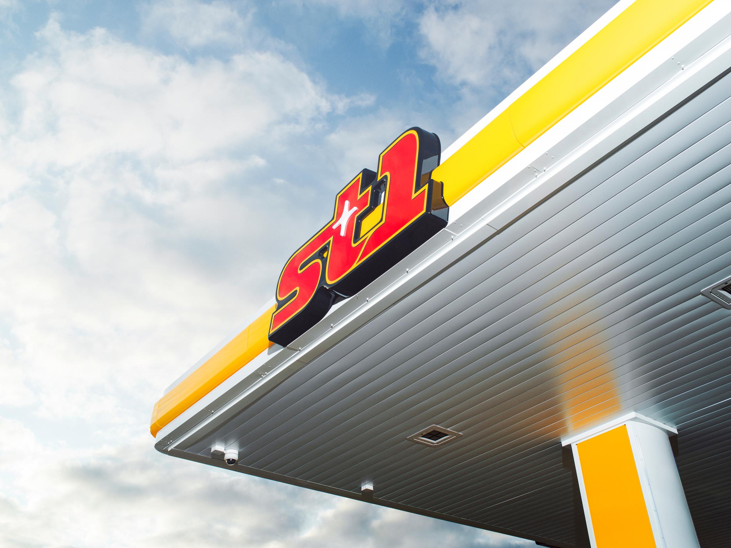 St1 polttoaineaseman katos puolipilvistä taivasta vasten