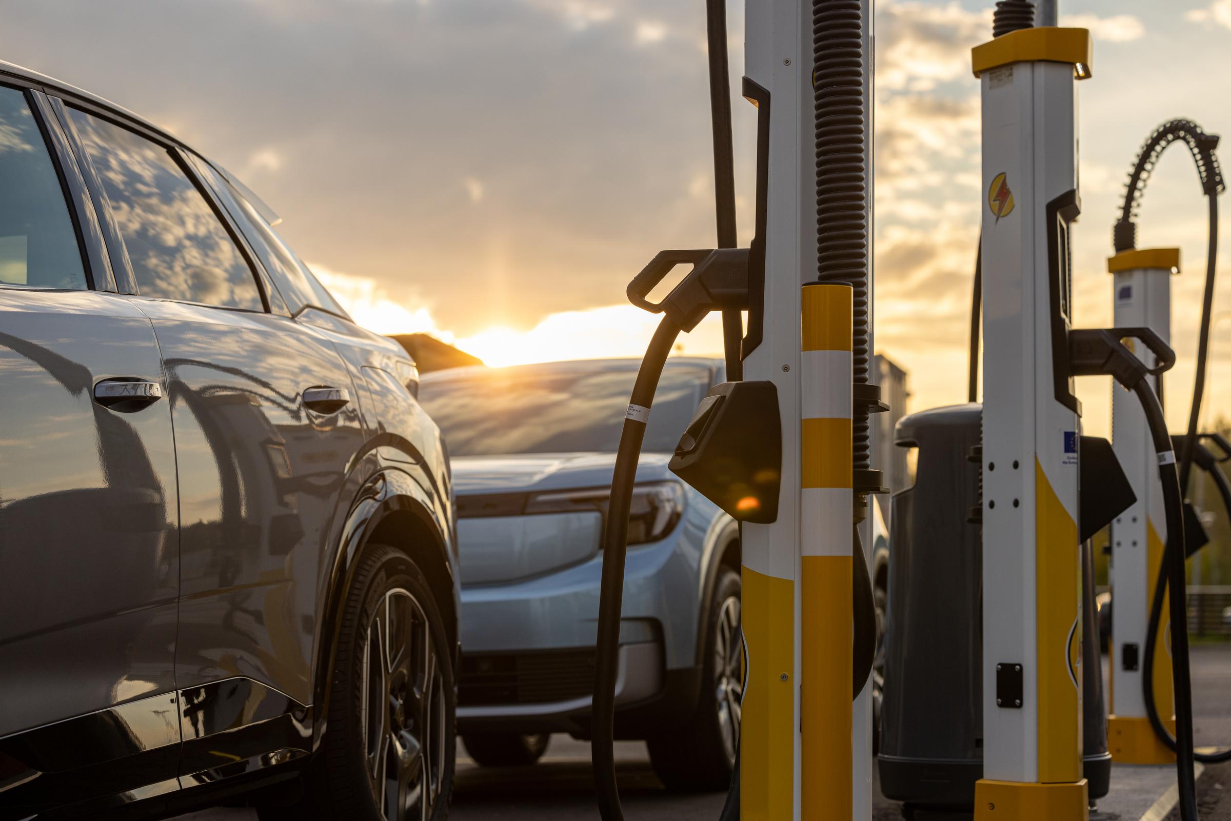 Elbilsladdare och bilar